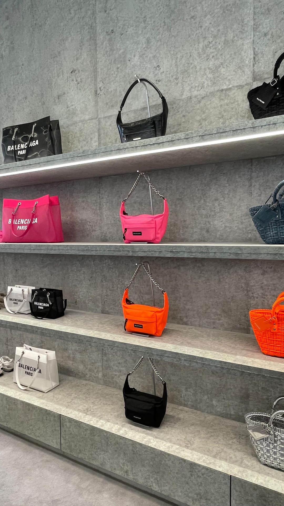 のインスタグラム：「バレンシアガの期間限定ショップが、6月1日に東急プラザ銀座にオープン✨　「Balenciaga Tokyo」と綴られた東京限定の「Duty Free Bag」や、世界で先行販売される「3XL Mule」など、このショップだけでゲットできる特別なアイテムもチェックして🖤　 #Balenciaga #Balenciaga_Ginza」