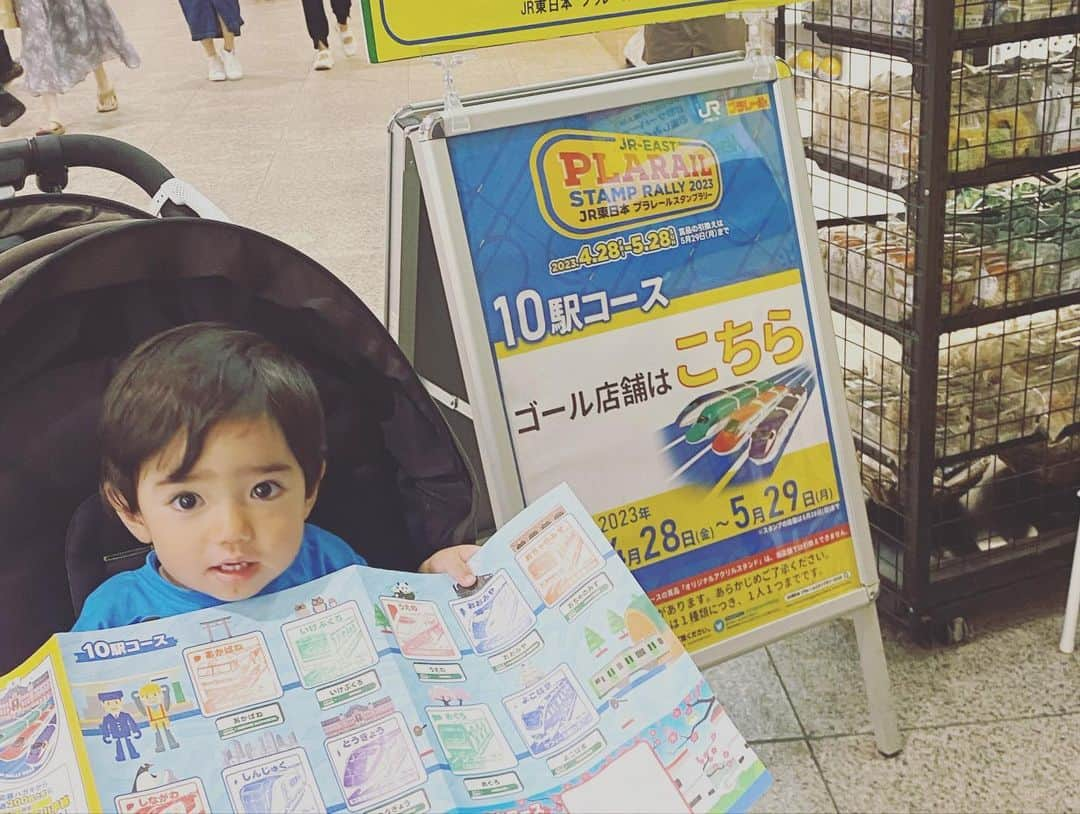 TiAさんのインスタグラム写真 - (TiAInstagram)「【簡単に諦めんなよ！】🚃  5月は、プラレールスタンプラリー10駅達成。はやぶさコース達成しました！💪🏼✨おめでとう‼️  この頑張りは想像すらしてもらえないし、 きっとこの大変さはやった人にしかわからない。ぜ。  だけどな、達成するまでの過程が大切なんだよ。  何事もそうなんだ。ぜ。  ママは空白だった大宮、池袋、赤羽に諦めかけたけど、UTAくんが嬉しそうに毎朝この紙を見てる姿を見て、よっしゃぁぁぁぁ！とリポビタンデイで気合いを入れ直したよ。  宝物の景品もゲットできたし良かった。  ママはこの5月のスタンプラリーに費やした時間が宝物だ。  【簡単に諦めんなよ！】 やると決めたなら最後までやりきるんだ！  一個スタンプ押したのなら、 全部押すんじゃ！！笑  と息子たちに教えたいです。  では、、、  その、、 空白の水戸こまちコースはどうした？？  とか言わないでね。🤫  今回は諦めました。笑笑  諦めることも時には必要だ。  😌と、息子たちに教えたい。  自分たちで歩けるようになって、電車の中も暴れず静かにできるようになったら、また行こうと思います。  この出来事、きっと覚えてないだろうなぁ。  いつか記憶に刻んでもらうの 楽しみだよ。  🚃🚃🚃  #プラレール #プラレールスタンプラリー2023 #プラレールスタンプラリー #スタンプラリー #電車 #親子鉄 #子鉄 #子鉄ママ #ママ」5月30日 16時15分 - tia_singer