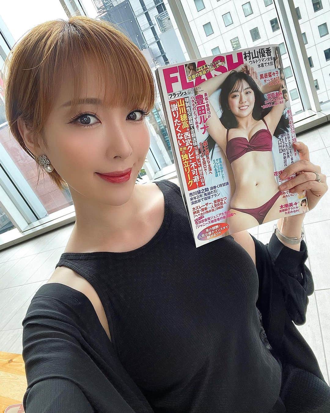 瀬戸早妃のインスタグラム：「本日発売FLASHにインタビュー取材協力しています❤️ P.20~21に載っているのでぜひご覧くださいっ📕✨  #FLASH #光文社 #咲嬉」
