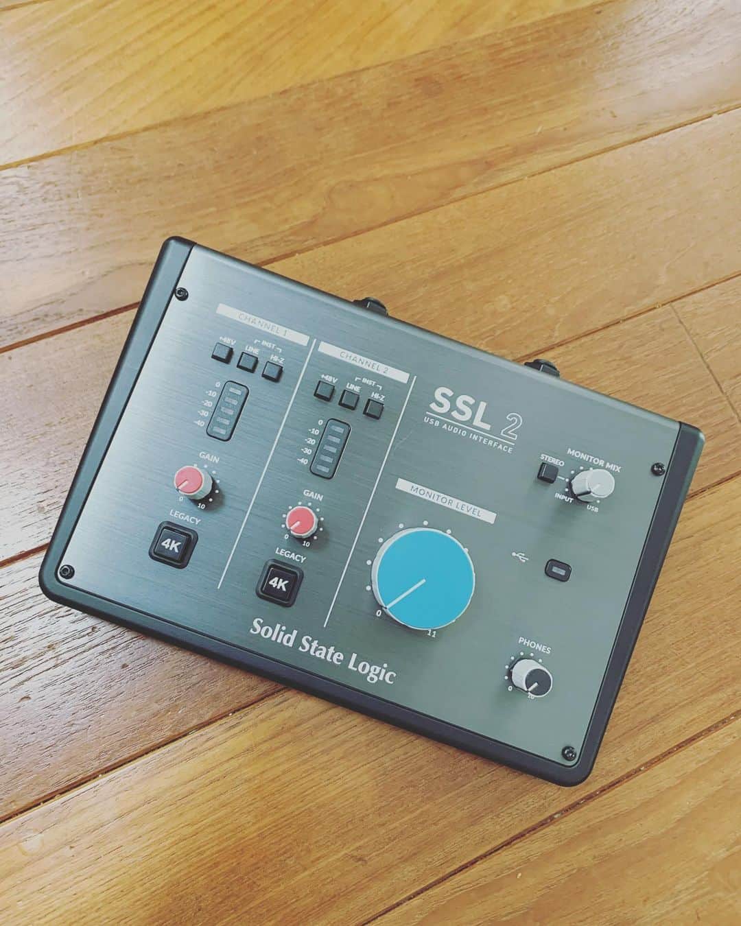 河口恭吾さんのインスタグラム写真 - (河口恭吾Instagram)「新機材が家に届いてた！  これから繋いで音の感じをチェックします。 期待してないけどやや楽しみです。 4Kってスイッチが気になります。 ハイファイになるのか？  #DAW #オーディオインターフェイス　#SSL2  #solidstatelogic」5月30日 16時20分 - kawaguchikyogo