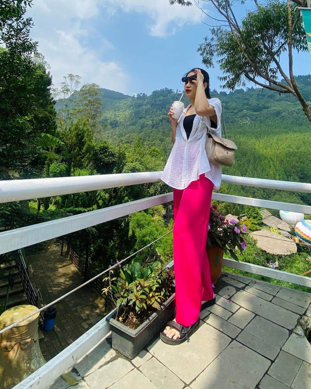 のインスタグラム：「Liburan yang pet friendly check 🫶🏻🤍」