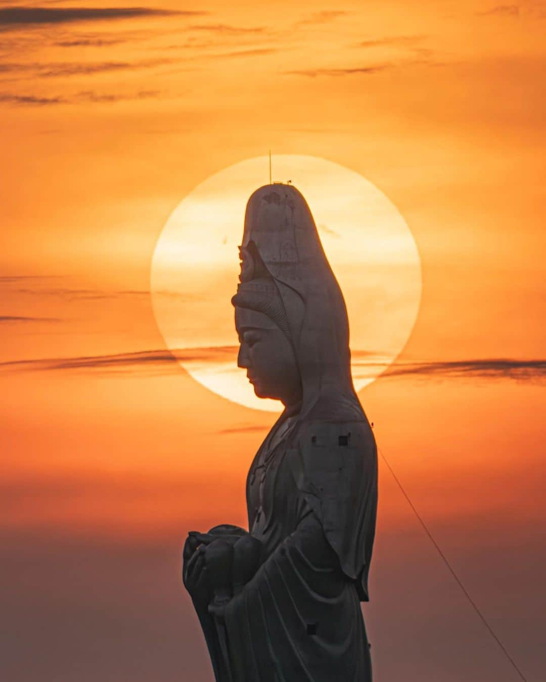 星野リゾート 界の若者旅さんのインスタグラム写真 - (星野リゾート 界の若者旅Instagram)「加賀にある星野リゾートの温泉旅館ブランド「界」その２です♨️  「王道なのに新しい」  紅殻の格子窓とか、九谷焼のタイルが敷き詰められた中庭とか、茶室に続く庭園とか、見るだけでも充分加賀の魅力を堪能できるけど、秀逸なのが料理でして… もちろん美味しいんやけど、北大路魯山人の「器は料理の着物」の言葉通りに九谷焼の器に水引があしらわれてておまけに金継ぎで補修されたところがアクセントになってます。 これが先付けで出てくるからたまりません😋  金継ぎを体験できたり、棒茶を茶室でいただけたり、近くに綺麗な神社があったり、車で10分くらいで観音さんが撮れたり、迫真の獅子舞を見れたりと加賀の魅力を五感で堪能できる温泉旅館です♨️  ＊一部許可をもらって特別に撮らせてもらってます . . 📍石川県加賀市山代温泉18-47  🚃 加賀温泉駅より車で約10〜15分 🚗最寄り高速出口 : 加賀ICより約15分   ┈┈┈┈┈┈┈┈┈  @hoshinoresorts.kai @hoshinoresorts.official  #星野リゾート #界 #界加賀 #山代温泉 #温泉旅館 #北陸 #九谷焼 #金継ぎ #漆 #加賀観音 #写真好きな人と繋がりたい  #1x_japn  #1x #wonderful_places  #thisweekoninstagram #team_jp_  #東京カメラ部#igersjp  #retrip_news  #ptk_japan  #photo_shorttrip  #art_of_japan_  #japan_of_insta  #kimono  #japantravelgallery#photo_travelers 　　　 #jalan_travel #retrip_nippon  #visitjapanjp#photo_jpn」5月30日 16時23分 - hoshinoresorts.kai