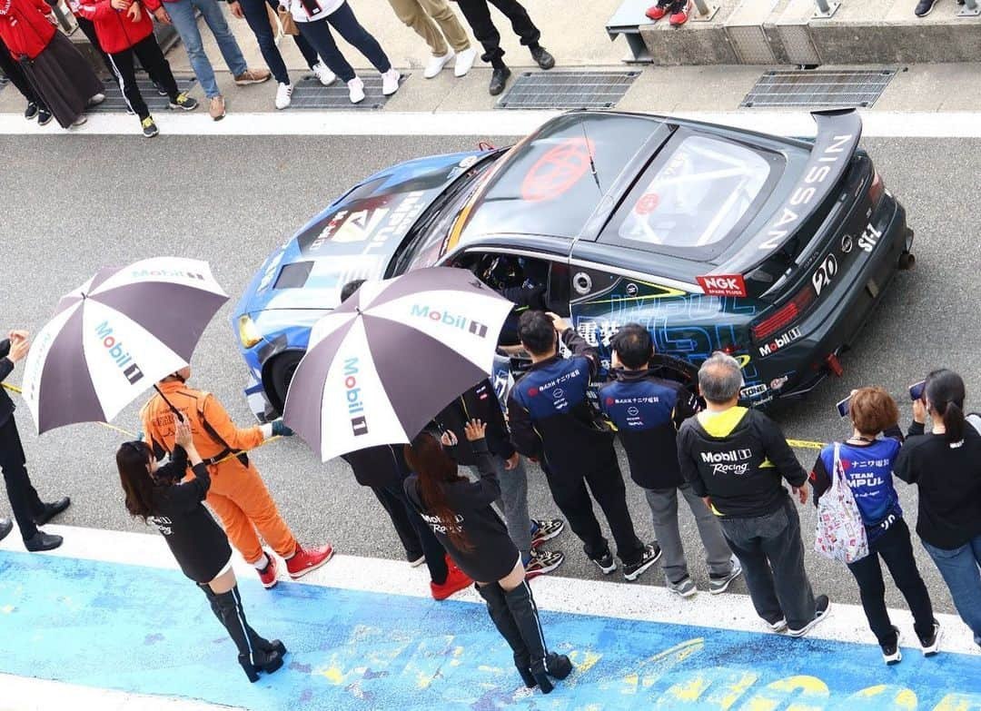 引地裕美さんのインスタグラム写真 - (引地裕美Instagram)「スーパー耐久 富士24時間🏎️🗻✨  20号車はクラス8位でチェッカーを受けました🏁 24時間無事走り切って、ドライバーのみなさんもチームスタッフのみなさんも笑顔で嬉しかった☺️  本当にお疲れ様でした！！！  応援してくれたみんなも24時間本当にありがとう🥹🤍🤍🤍 レーススタートしてからは ライブ見たり、お散歩したり、花火見たり…🎆🩶  久しぶりの24時間レースはやっぱりお祭りで2日間とっても楽しかった🥳  表彰台が見れますように…✨ 引き続きナニワ電装TEAM IMPULの応援よろしくお願いします☝🏻💙 #fuji24h #スーパー耐久 #s耐  #モータースポーツ #motorsports #mobil1 #mobil1レーシングサポーターズ #ナニワ電装 #teamimpul #nissan #フェアレディz #富士スピードウェイ  #UMine #japanese #japanesegirl #일본 #costume #レースクイーン #rq」5月30日 7時27分 - yuumihikichi