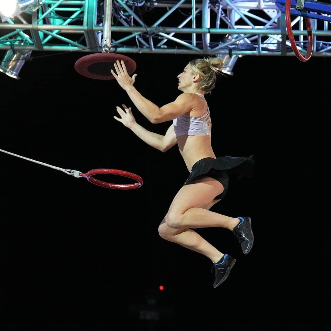 ジェシー・グラフのインスタグラム：「Remember just a few years ago when people asked if it was even possible for a woman to complete a @ninjawarrior finals course in Vegas? And now, every woman in this #WomensChampionship is fully capable of doing just that and more! Watch tonight on @nbc at 8/7c to see just how far the women have come! #ninjawarrior #strongwomen #ninjagirls #superwomen #wonderwomen」