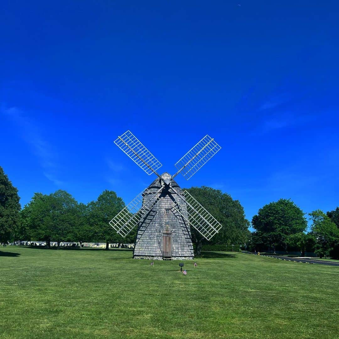 山中千尋さんのインスタグラム写真 - (山中千尋Instagram)「Memorial Day Weekend 休日   ニューヨークの郊外、イーストハンプトンには風車もワイン畑もあります。3枚目は納屋と並んでいた素敵な彫刻。beautiful weather ✨so relaxing❤️ East Hampton, NY #easthampton #memorialday   今週からのライブのお知らせです  6月ライブのお知らせです✨🥰  6/2(金)広島Lush Life 1st17:30,2nd19:45  lushlife-jazz.info   6/3(土)倉敷アヴェニュウ19:00  sound.jp/avenue/main.htm   6/4(日)大阪ロイヤルホース1st17:00,2nd20:00  royal-horse.jp/index.html  6/9(金)岐阜高山久々野公民館ホール開演19時 t.pia.jp/pia/ticketInfo…  6/10(土)名古屋スターアイズ1st18:30セット2ndセット21:00 staglee.com/events/7418/  6/11(日)三重鈴鹿どじはうす開演17時 https://dojihouse.exblog.jp  皆様のご来場をお待ちしております❤️🥰  Here is my schedule in June 🥰✨  6/2 (Fri) Hiroshima Lush Life 1st 17:30, 2nd 19:45 lushlife-jazz.info  6/3 (Sat) Kurashiki Avenue 19:00 sound.jp/avenue/main.htm  6/4 (Sun) Osaka Royal Horse 1st 17:00, 2nd 20:00 royal-horse.jp/index.html  6/9 (Fri.) Gifu Takayama Kuguno Community Center Hall Starts at 19:00 t.pia.jp/pia/ticketInfo…  6/10 (Sat) Nagoya Star Eyes 1st set 18:30 2nd set 21:00 staglee.com/events/7418/  6/11 (Sun) Mie Suzuka Doji House 17:00 https://dojihouse.exblog.jp   Looking forward to seeing you all ❤️」5月30日 7時30分 - chihiroyam