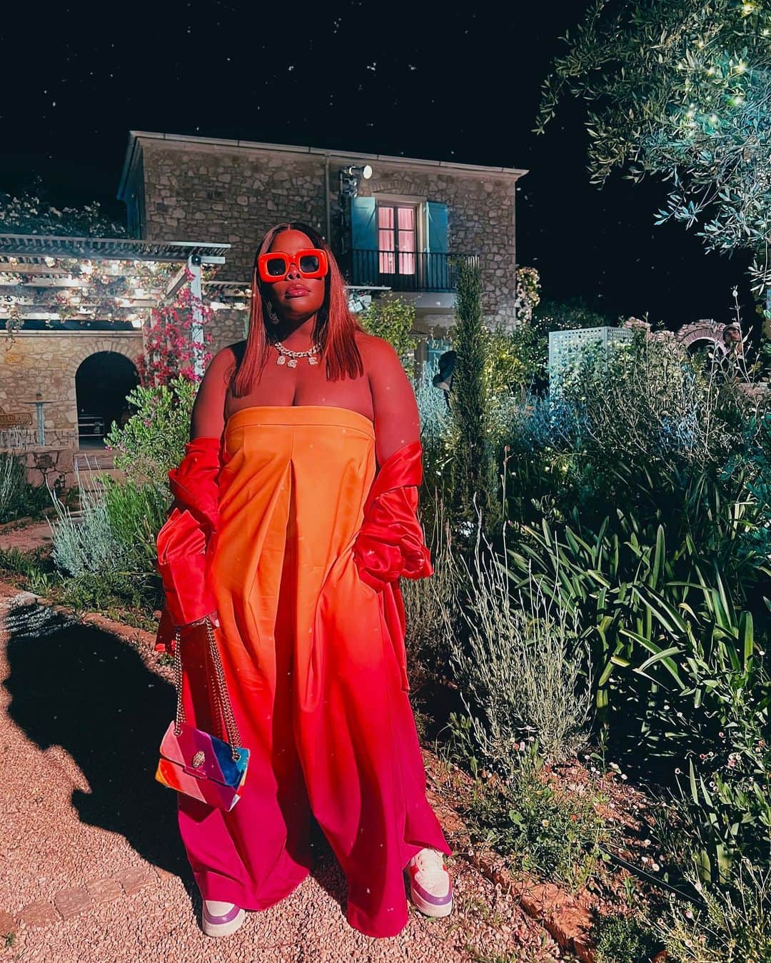 アンバー・ライリーのインスタグラム：「I decided to be my own sunshine 🌄  Stylist: @icontips  Hair: @marvinzworld_  Makeup: @veechanda  Jumpsuit: @gabunion X @fashiontofigure Purse: @kurtgeiger  Glasses: @amazon   Thank you for the jumpsuit @gabunion, I FINALLY got to wear it 🫶🏾🥰」