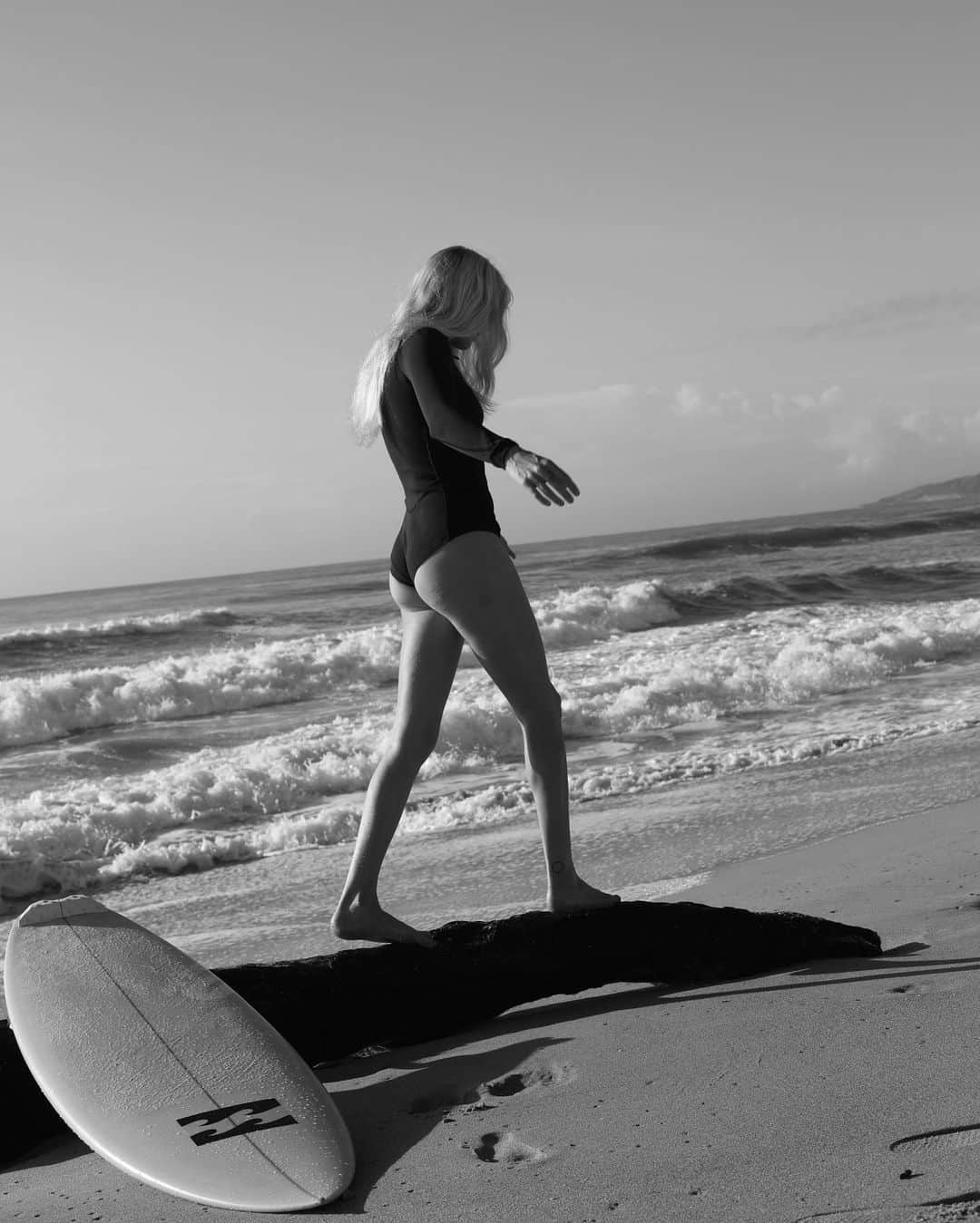 ローラ・エンバーさんのインスタグラム写真 - (ローラ・エンバーInstagram)「Sunshine @billabongwomens 🌞🌞🌞🌞 been hanging on this beach since I was a kid. Some sweet time at home before the travels begin soon 🫶 #billabongsurfcapsule」5月30日 7時36分 - lauraenever