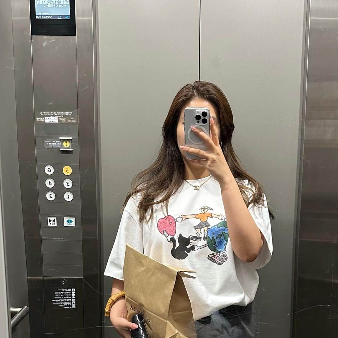 のインスタグラム：「はじめてこんなにどこの洋服か聞かれたかも😂 韓国のストリートブランド @comfort.seoul  です。緩くてかわいいよね。2枚も買っちゃった笑」