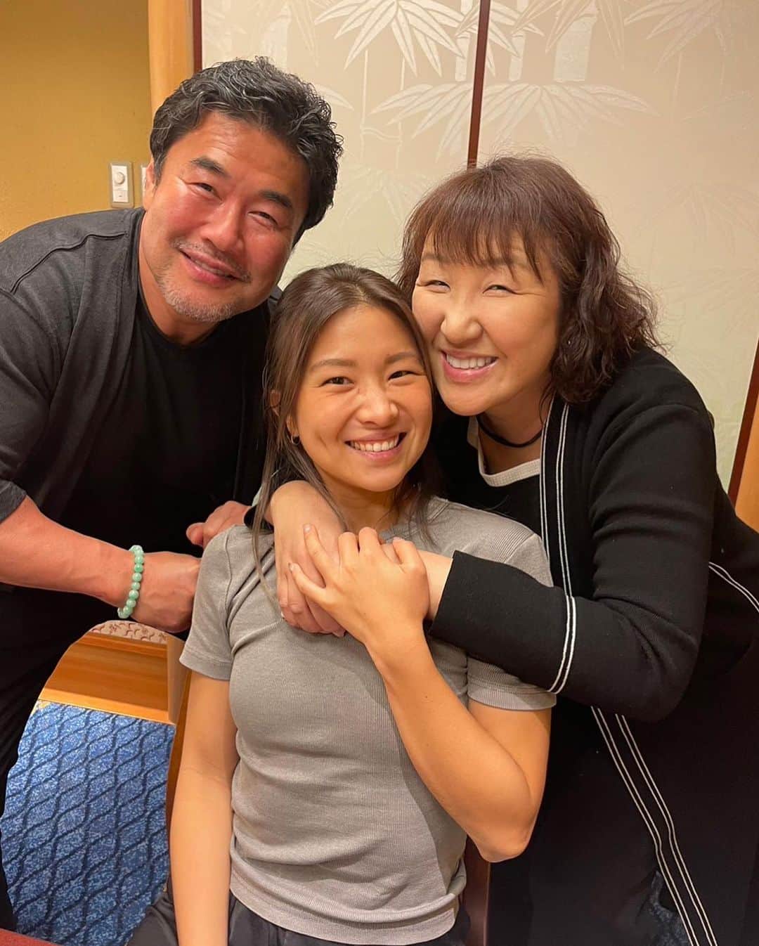エビアン・クーのインスタグラム：「うちのママがずっと 長年付き合ってる佐々木ファミリー 私もすごくお世話になってもらってて感謝しかないです  今日は一緒に博品館トイパーク 連れっててもらってなんと…初めて。 ここはおもちゃの天国で何時間もいれて楽しかったね。  ウンパルンパのぬいぐるみも チャコちゃんからのプレゼント。 ウィスキーみたいにユニークだねって言って。 ウィスキーもパシャリとったw   @hokutoakira_official took me to the coolest Toy store. Have you all been to a toy store in Ginza called Hakuhinkan Toy Park? It’s the most amazing toy store ever. If you’re in Japan you MUST go! Love you Chako & Ken San it’s always so nice to see you both 💗」
