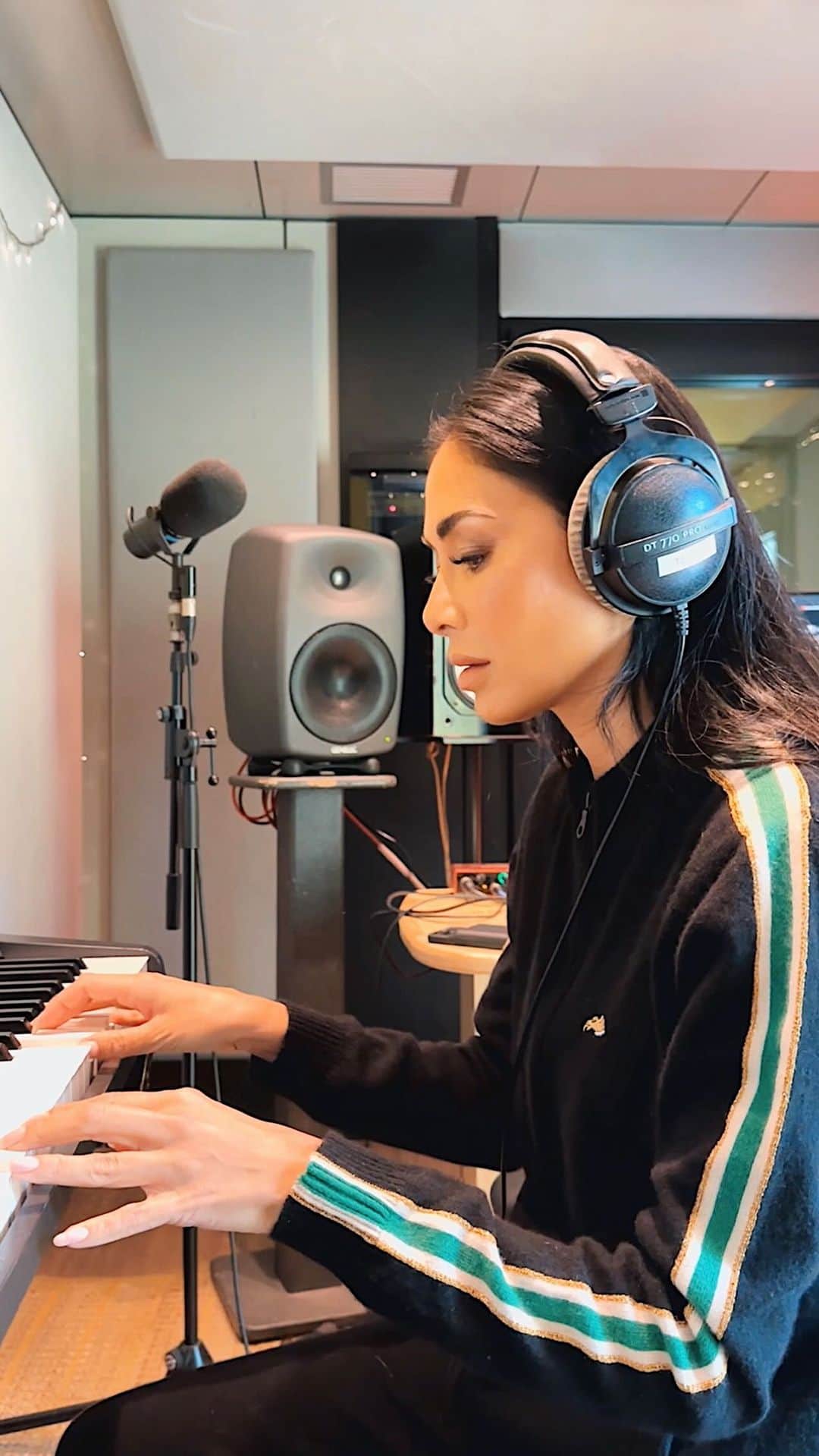 ニコール・シャージンガーのインスタグラム：「I’m very excited and proud of the music I’ve been working on for the past year…and I can’t wait for the day I get to share it with you all…🎶🎤 #musicmondays」
