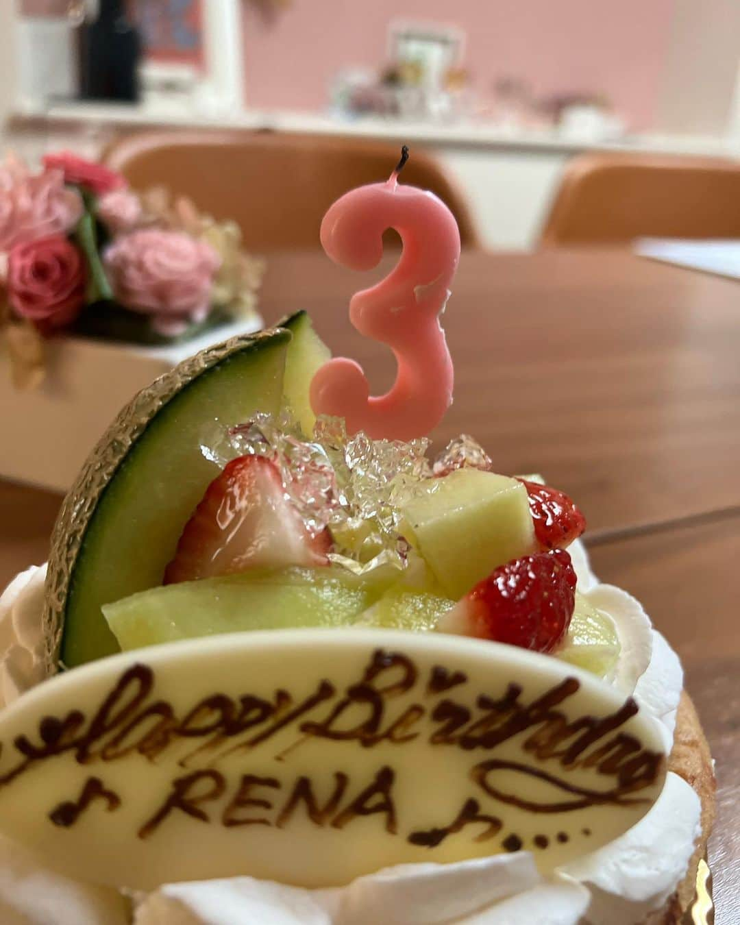 田中麗奈のインスタグラム：「お久しぶりです。 先日43歳になりました。🌸 もうこれと言って、年齢どうこうの 感想がないので ここに書くことも たいして思いつかなかったのですが💦 今日 、「インスタ書いてないよね。」 と、誰かに言われるという 夢を見たので 現場に向かっている 車中これを書いている次第でございます。 😅😵⭐︎  おめでとうのメッセージ下さった方、ありがとうございました。🙇‍♀️  先程ツラツラと最近自分が思う事を マネージャーさんに聞いてもらってる中で、そうだ 今年はこういうテーマでいこうというのが やっと 決まりました。  でも、、、、内緒。笑   雨が上がってきました。  今日も充実した一日を！  ✨❣️」