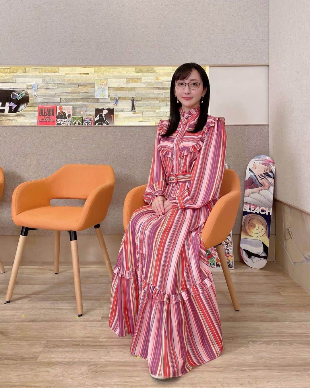松澤千晶のインスタグラム：「ごめんなさい、明るさ調整して再掲させてください。  今回はカラフルなお衣装をお願いしてみました。  BLEACHの巻頭カラーに出てきそうなイメージ。笑  one-piece @saaageboutique accessory @lohmejewelry  #BLEACH」