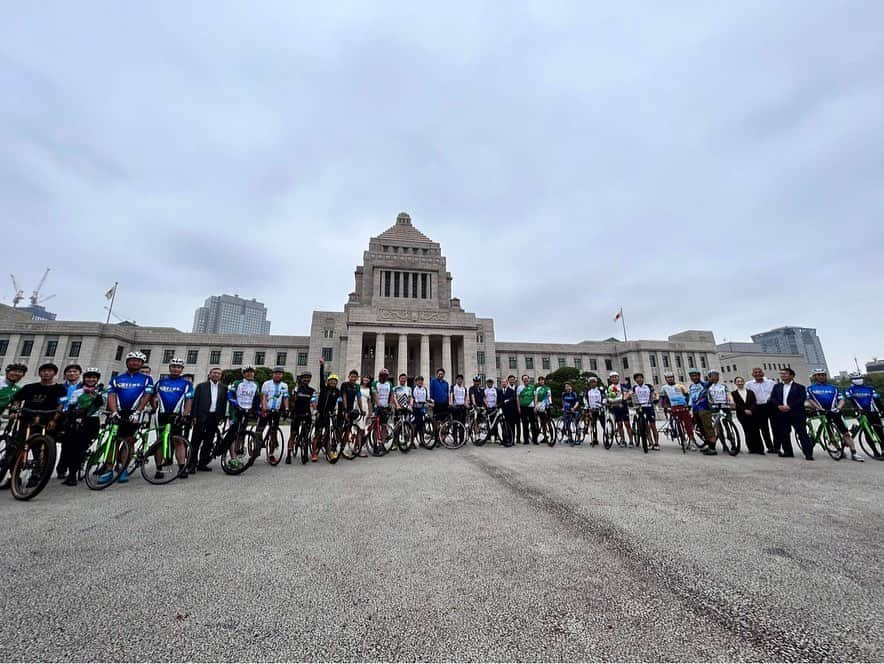 道端カレンのインスタグラム：「🚲  自活研、自転車議連「青空総会2023」  八代目自転車名人として参加させていただきました。  2019年末に八代目自転車名人に就任させていただいたすぐ後にコロナ禍になり、2年間の就任期間中はほぼ活動がない状態で、  この青空総会も四年ぶりの開催とのことでした。  今回は国土交通大臣や市町村長の会代表や議員さんらが集まり、最後に皇居を自転車で周るパレード走行がありました。  私はその後の予定の関係で、自転車には乗りませんでしたが、青空総会の間の2時間ほどだけぴったりと雨も止み、良い会となりました。  4月からは法改正によりヘルメットの着用努力義務もはじまりました。  ご自身のためにヘルメットを着用していただきたいのと、お母様方にはお子様へも着用を促していただきたく思います。  お写真の1番最後にあるヘルメットメーカーのOGKカブトさんの出してるデザインも可愛らしくて、街乗りの自転車に似合いそうですね❣️  #八代目自転車名人 #今治しまなみ街道自転車大使 #ツールド東北広報大使 @ogkkabuto」