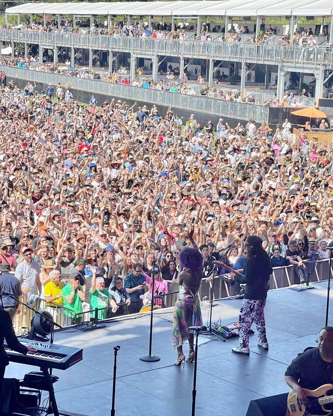 ナイル・ロジャースさんのインスタグラム写真 - (ナイル・ロジャースInstagram)「Thanks #bottlerock @sapcenter the #people and #keanureeves for being so cool. This #tour is blasting out the starting gate.」5月30日 8時20分 - nilerodgers