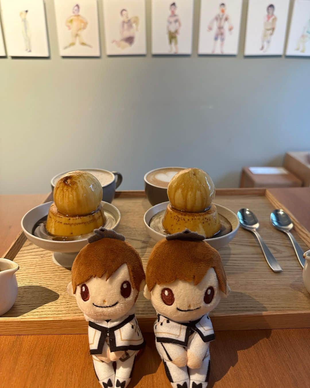 l.lily1013さんのインスタグラム写真 - (l.lily1013Instagram)「蔵前カフェ safn  プリンが名物の蔵前ホテルカフェ☕️ オシャレホテルの1階にあるカフェでアートがたくさん並んでるよ✨  プリンの上にバニラアイスか抹茶アイスか選べて、 黒蜜シロップをかける🖤🍮  ヲタ活ついでに寄ってみたカフェ。 廉くんたちが道の駅でおっぱいプリンを海組に買ってたのを知ったばかりなので、それにしか見えてこない🤣笑  浅草や銀座も近いから外国人観光客が多いようで、この日も近くで道を聞かれました😂  狙ったように駅や道端で話しかけられるんだけど、英語話せません🙄笑  よく聞かれるのは 「この電車は𓏸𓏸駅に行きますか？」 答えられるように練習しとこうかな😂  毎回フィーリングで伝えている😂  #蔵前カフェ#浅草カフェ#東京カフェ#ホテルカフェ #東京カフェ巡り#カフェ巡り#カフェめぐり#漆黒ティアラさんと繋がりたい #漆黒ティアラ #kuramae #asakusa#蔵前#浅草#浅草グルメ」5月30日 8時22分 - l.lily1013