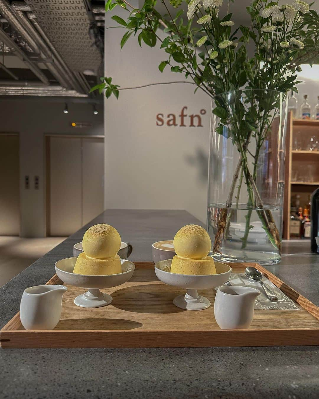 l.lily1013のインスタグラム：「蔵前カフェ safn  プリンが名物の蔵前ホテルカフェ☕️ オシャレホテルの1階にあるカフェでアートがたくさん並んでるよ✨  プリンの上にバニラアイスか抹茶アイスか選べて、 黒蜜シロップをかける🖤🍮  ヲタ活ついでに寄ってみたカフェ。 廉くんたちが道の駅でおっぱいプリンを海組に買ってたのを知ったばかりなので、それにしか見えてこない🤣笑  浅草や銀座も近いから外国人観光客が多いようで、この日も近くで道を聞かれました😂  狙ったように駅や道端で話しかけられるんだけど、英語話せません🙄笑  よく聞かれるのは 「この電車は𓏸𓏸駅に行きますか？」 答えられるように練習しとこうかな😂  毎回フィーリングで伝えている😂  #蔵前カフェ#浅草カフェ#東京カフェ#ホテルカフェ #東京カフェ巡り#カフェ巡り#カフェめぐり#漆黒ティアラさんと繋がりたい #漆黒ティアラ #kuramae #asakusa#蔵前#浅草#浅草グルメ」