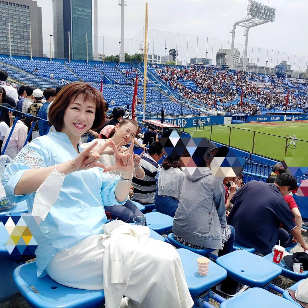 清水まり子のインスタグラム：「初めての早慶戦へ⚾ 青空の下でみんなで肩を組み観戦📣 早稲田の校歌すっかり覚えちゃった🤩 #六大学野球  #早慶戦 #collegebaseball #thankyou #おもしろい #みんなありがとう  #青空の下で  #感謝 #mariko  #清水まり子」