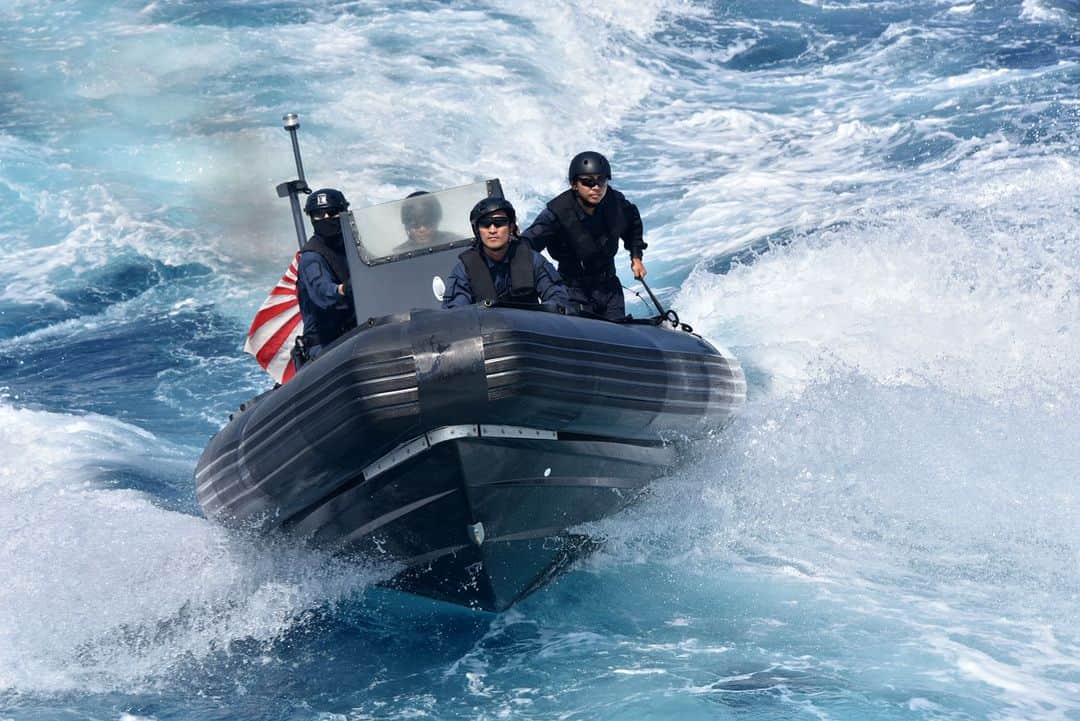 海上自衛隊さんのインスタグラム写真 - (海上自衛隊Instagram)「波濤を超えて！⚓ しぶきを上げて突き進め🌊   #ファインダー越しの世界 #特別機動船」5月30日 8時30分 - jmsdf_pr