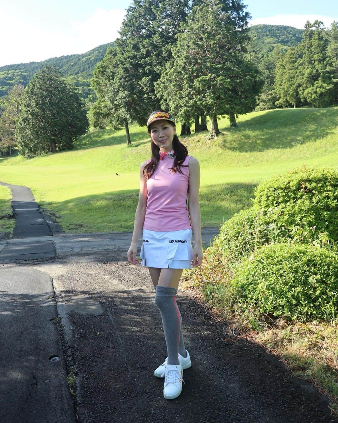 ImotoEtsuyo さんのインスタグラム写真 - (ImotoEtsuyo Instagram)「#おはようございます  ・ 先日の#ゴルフ  暑くて、ノースリーブでも 大丈夫でした。 ・ この日のウェアは @loudmouth_japan_official のもの。 珍しく　#ピンク を選びました。 このウェア、後ろが可愛いので また投稿しますね♪ ・ #ニーハイ  #サンバイザー #ゴルフシューズ  #golfwear  @loudmouth_japan_official  @loudmouth  #ラウドマウスコーデ  ・ #golf  #golflife  #golffashion  #ゴルフ女子  #ゴルフコーデ  #ゴルフウェア  #ゴルフ #アラフィフ女子  #アラフィフゴルフ  #cordinate」5月30日 8時30分 - bisuhada