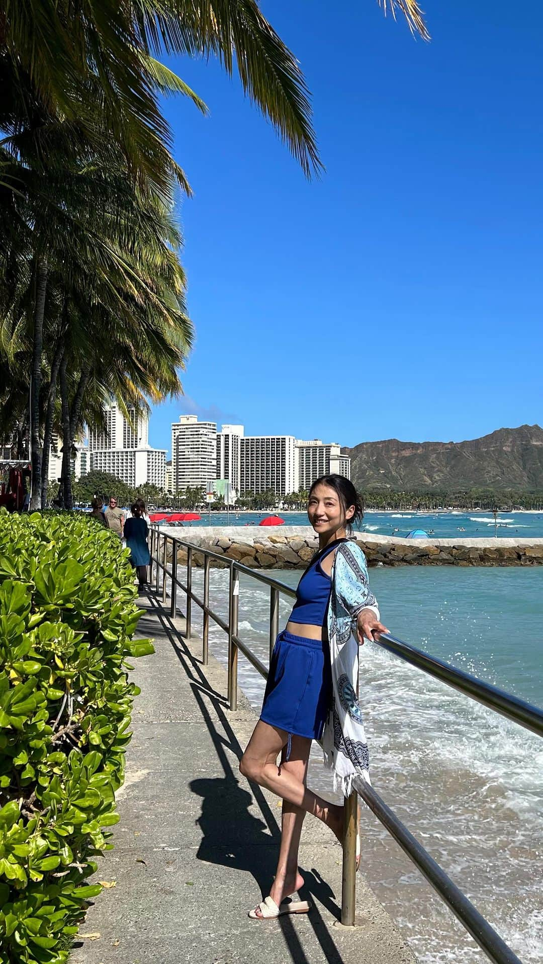 中川愛海のインスタグラム：「Hawaii2023🌺8days 散歩がてらハレクラニに行ったらばったり会えた😊もれなくプールも入ってカクテルまで飲んでよい時間🩷 しーちゃんラストDAYだから @skywaikiki のハッピーアワーに行き、美味しいガーリックシュリンプ屋を見つけ、さらにピザ屋でピザスライス買ってポキ買って😊プールサイドで2人で飲みながら食べた😊楽しいHawaiiも終わり😊しーちゃん楽しんでいてよかった😊🩷 @ami_nakagawa_  #中川愛海 #ハワイ #hawaii #hawaiilife #一日一回カンパイ #venga #venga #ハワイbbq #hawaiilove」