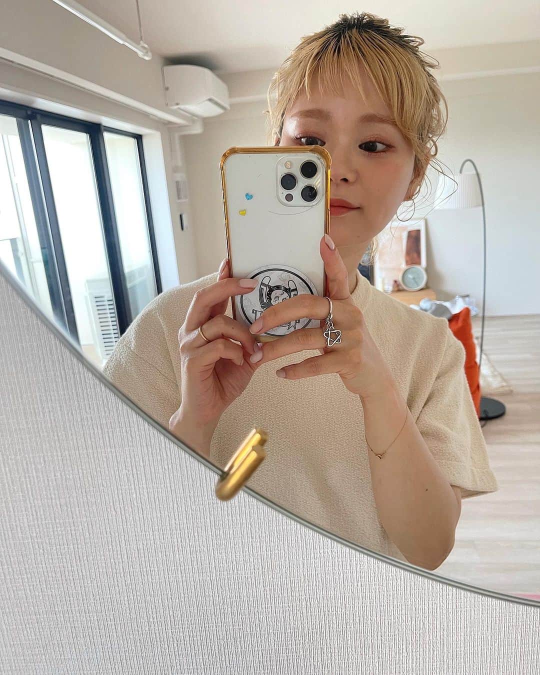 sakincho1028のインスタグラム：「やっぱり短い前髪が落ち着く🦖 いまだに部屋のカーテンが届きません🐼」