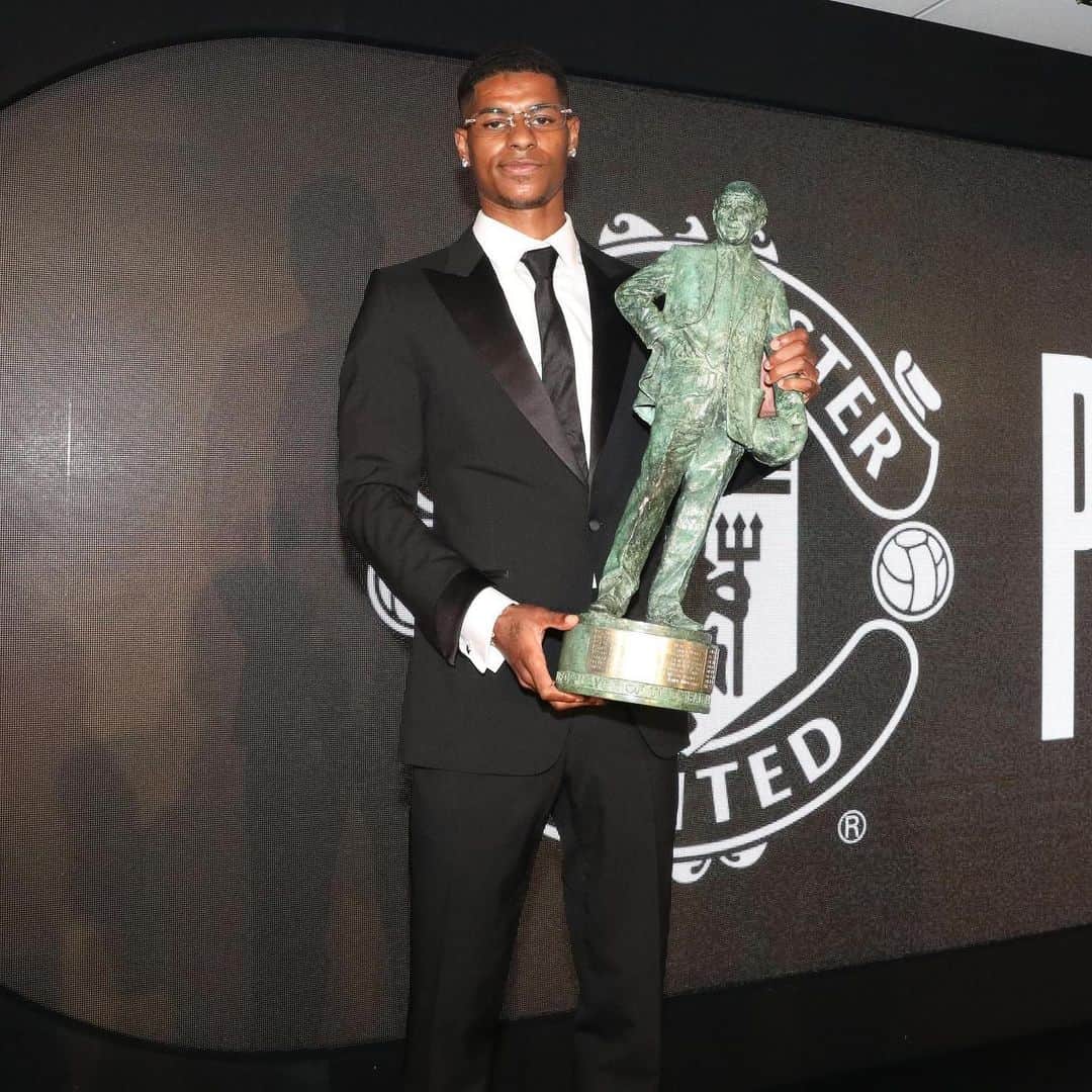 マーカス・ラッシュフォードのインスタグラム：「It’s been a long time since an academy player has won this award. I feel a huge sense of pride and hope more academy players can go onto win this award and feel how I’m feeling. 🏆」