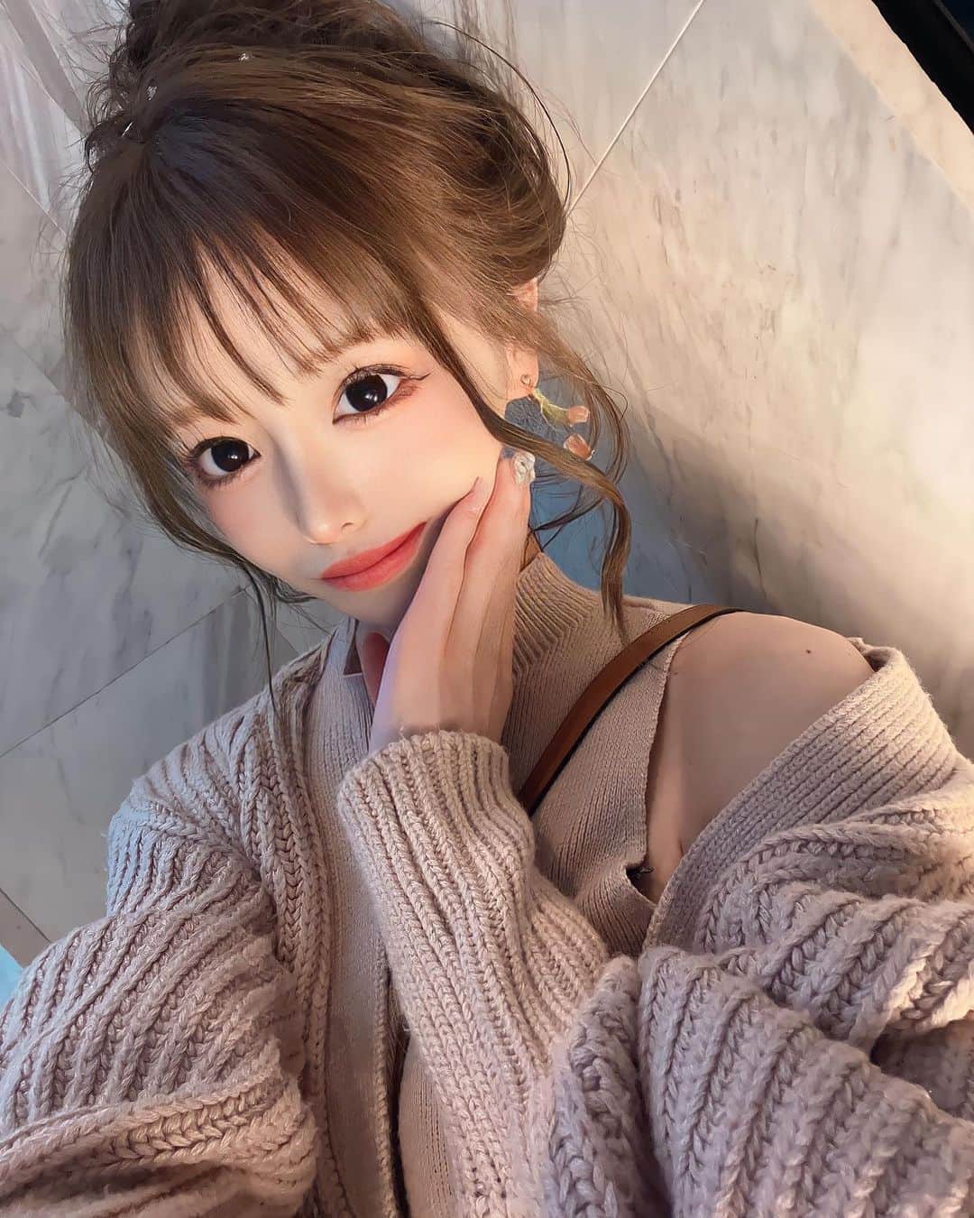 のインスタグラム：「昨日の髪型好きだったな おまかせアップ🫡💖  @mii_ii.s  いつもありがとー🫶  大好きなお友達が 埼玉から帰ってきてて 元ルームメイトが同伴してくれて また女の子デーだった💃💖笑  そして今日は早くから 用事があるので早起き！！ からの撮影✨📸  美容デーからの実家に 物送ったりしなきゃで  ストーリーに載っけたらみんな、 このアイコスショップか ネットでありますよ！ って教えてくれたから 行ってみますねありがとう🏃笑  ちなみに１枚目の写真は、 顔が認識できませんって 言われた。爆笑 たまにない？wwww  ２枚目はプリクラくらい 加工してやった📸爆笑  今日はドンキに卵売ってんじゃん！ ってぬか喜びした夢を見ました。 女3人で泊まって楽しいです笑笑」