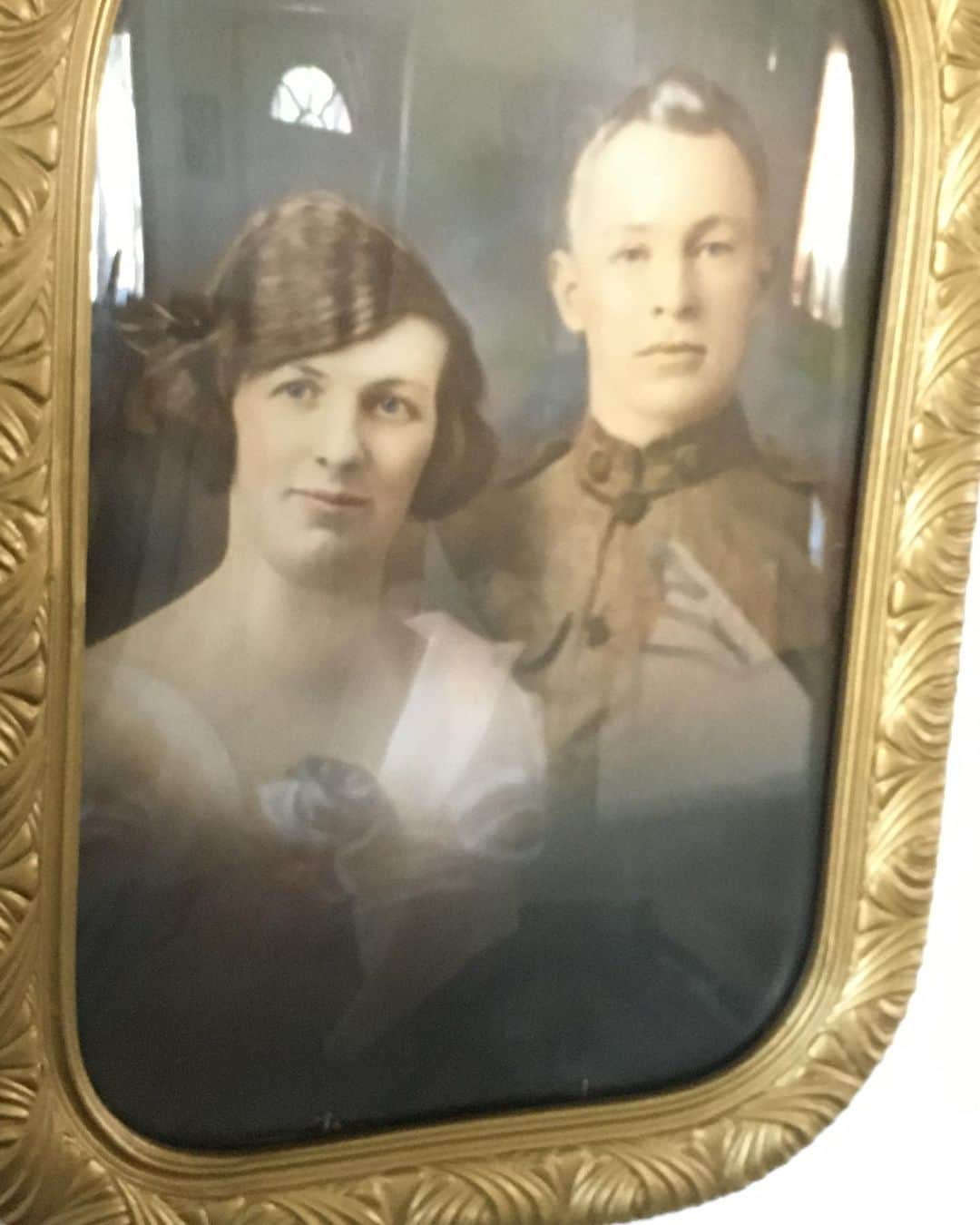 ジェーン・リンチのインスタグラム：「During WWI, my grandpa Bill Lynch came from Ireland to America and immediately joined the US armed forces. They sent him to Siberia in the winter. He almost didn’t make it. Such gratitude to him for his courage and his gumption. 🇺🇸♥️🇮🇪」
