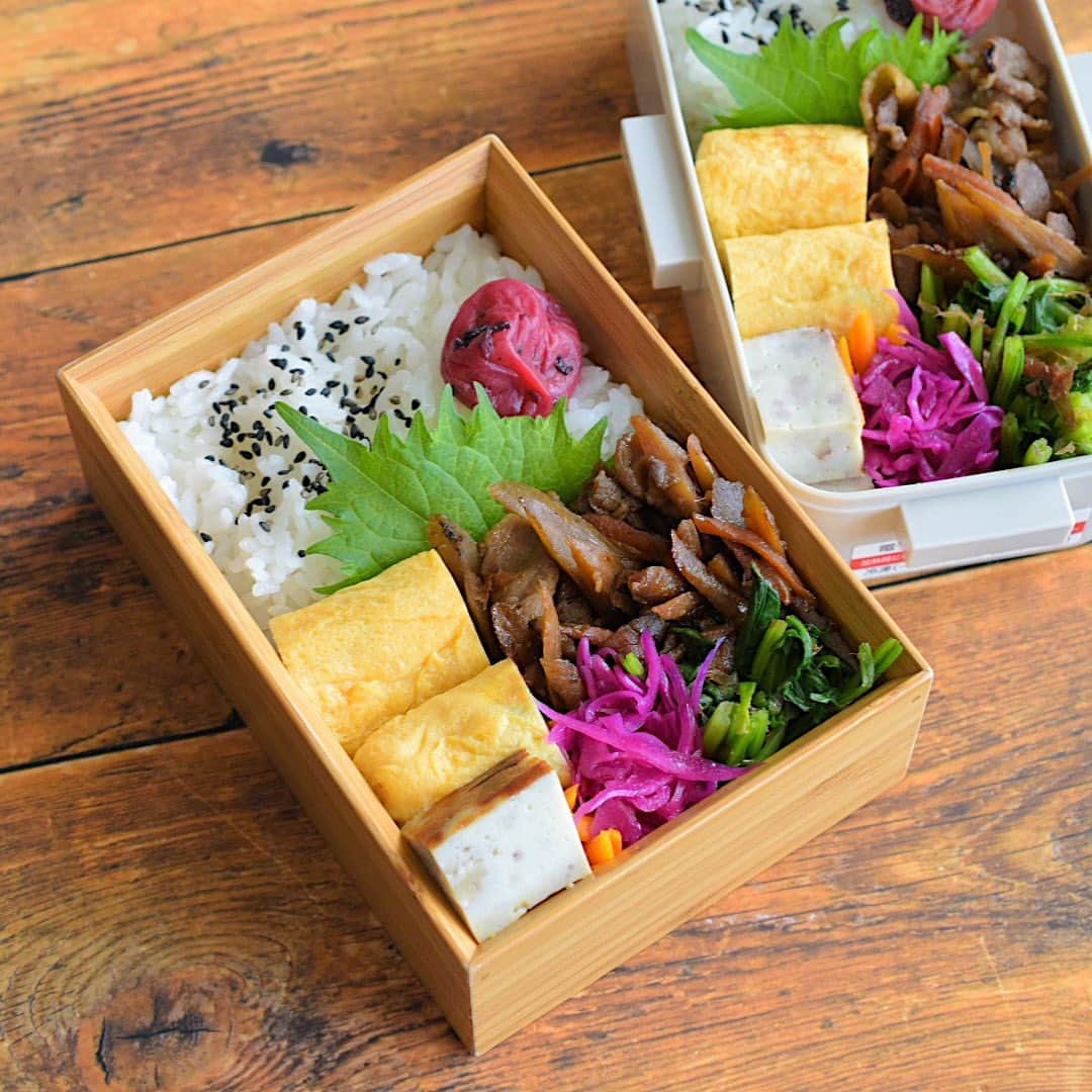 yukiyoのインスタグラム：「2023.5.30* ・ 今日のお弁当 ・ ごはんにごま塩、梅干し 甘い出汁巻 豚ごぼう甘辛 ほうれん草おひたし 紫キャベツマリネ 人参炒め 秋田の道の駅十文字で買った豆富カステラ・くるみ おにぎりの具はごま昆布の佃煮 お味噌汁はインスタント ・ 前回興味津々だった豆富カステラ 炒り豆腐とか豆腐けんちんを固めたみたいで美味しい あの辺りの郷土食は"何かを固めた"ものが多いんですね あと何でも少し甘い。 面白い。 好きだけど笑 ・ ・ #お弁当 #obento #bento #japanesefood #暮らし #igersjp #クロワッサンお弁当部 #クロワッサン普段弁当 #公長齋小菅」