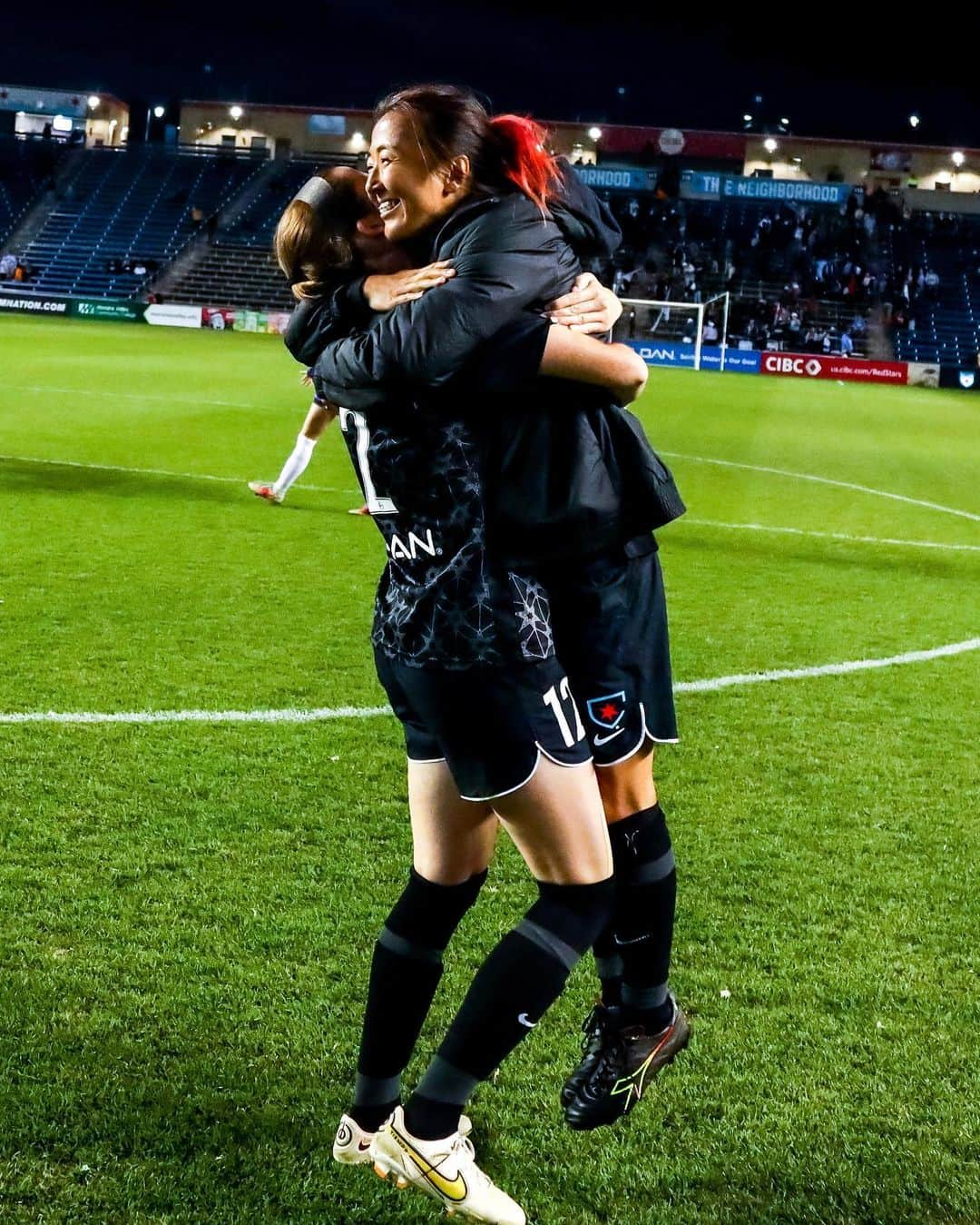 大儀見優季のインスタグラム：「🫶🏼⚽️ A win after long time makes feel special. Smile, lift me up, and hold me tight 💀❤️   @chicagoredstars」