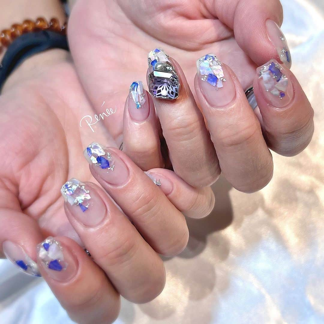 ネイルサロンレネのインスタグラム：「. ◻︎ 花柄のカットが可愛いストーン💎 ⁡ ⁡ Renéeでは 色んなストーンやパーツがあるので ビジューネイルが大人気です🫶🏼 ⁡ design by @renee_mai.213  ⁡ ⁡ Renée 梅田店 2023年1月18日(水) 📢拡張リニューアルオープン！📢 移転先→ 530-0027 大阪府大阪市北区堂山町1-2 R&Eビル3階 ⁡ ⁡ Renée公式LINE ───────  【@bos7903t】←※@から入力🔍 ⁡ メニューに迷った方やご相談は LINEにて受け付けております。 ⁡ リピート率95% TV.メディア出演 スタッフ全員資格保持者 カラー300種類以上 パーツ1000種類以上 雑誌掲載デザイン多数 ⁡ ▶︎▶︎▶︎初回クーポンご利用頂けます ￣￣￣￣￣￣￣￣￣￣￣￣￣￣￣￣ ご予約はプロフィールTOPのリンク内 URLをご利用下さい。 ⁡ ⁡ #nail#ネイル#ネイルスクール#ネイルスクール大阪#オンラインサロン #大阪ネイルサロン#梅田ネイルサロン#ビジューネイル#おしゃれネイル#お洒落ネイル#シンプルネイル#きれいめネイル#大人ネイル#上品ネイル#ナチュラルネイル#ヌーディネイル#美フォルムネイル#美フォルム#ハイクオリティフォルム#ちゅるんネイル#フィルイン#シェルネイル」