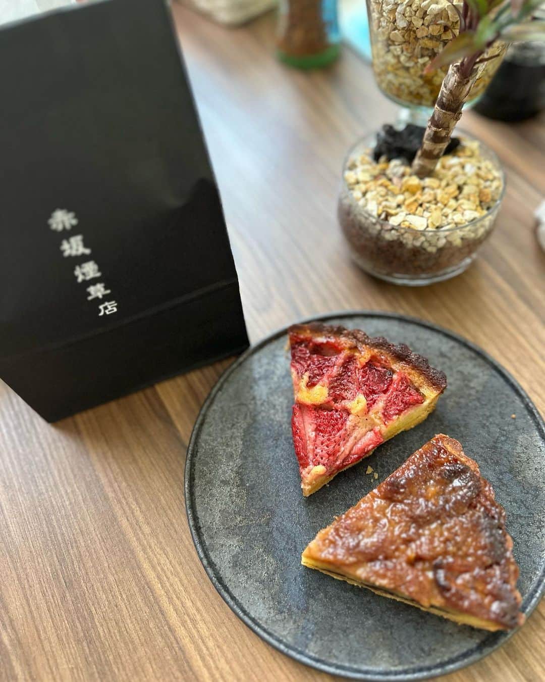 のインスタグラム：「【赤坂煙草店】  中々の競争率と、タイミングが合わないと手にする事が困難なお菓子🥮  お久しぶりに手に取る事が出来、至福の時間でした🤎  今回は🍓と🍌の焼き込みタルト🥧をいただきました😋  タルトに目がないわたくし… 最高でした🤭  #sweets #スイーツ #cake #ケーキ #福岡グルメ #お菓子 #赤坂煙草店」