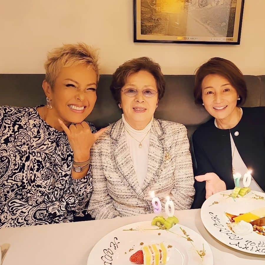 ピーターさんのインスタグラム写真 - (ピーターInstagram)「先日、ちょっと遅れてバースデーディナー🍷🌙✨  53年前から、オートクチュールのステージ衣装を作って下さってた、渡部せつ先生と、これ又、55年前の初恋の人、仁科亜季子さん。  なんと、90歳(卒寿)と70歳(古稀)‼️  久しぶりの 天現寺「アッピア」にて、想い出話で盛り上がりました(笑)  お二人の若さと健康に乾杯🍸️✨🍸️❤️  　　　　慎之介拝  #ピーター #池畑慎之介 #仁科亜季子 #渡部せつ #アッピア #オートクチュール #卒寿 #古稀」5月30日 9時11分 - oziba1952