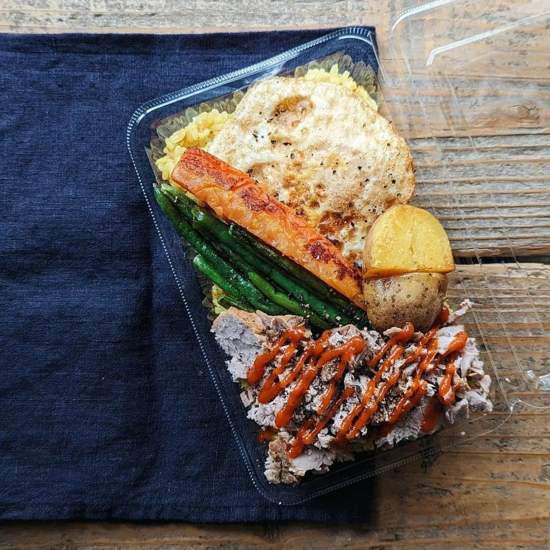 tamiさんのインスタグラム写真 - (tamiInstagram)「* #お弁当 *  おにぎり弁当 豚と玉ねぎの炒め物弁当 昨日の晩ごはんの残りをあーしてこーして弁当  * がんばれ火曜日〜！  #tami弁  #弁当#bento#lunchbox #ランチ#昼食#のっけ弁#旦那弁当 #ごはん#食事#暮らし#お弁当記録」5月30日 9時20分 - tami_73