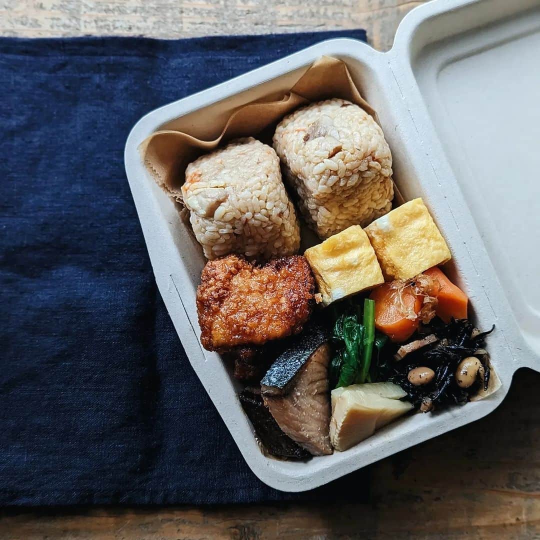 tamiのインスタグラム：「* #お弁当 *  おにぎり弁当 豚と玉ねぎの炒め物弁当 昨日の晩ごはんの残りをあーしてこーして弁当  * がんばれ火曜日〜！  #tami弁  #弁当#bento#lunchbox #ランチ#昼食#のっけ弁#旦那弁当 #ごはん#食事#暮らし#お弁当記録」