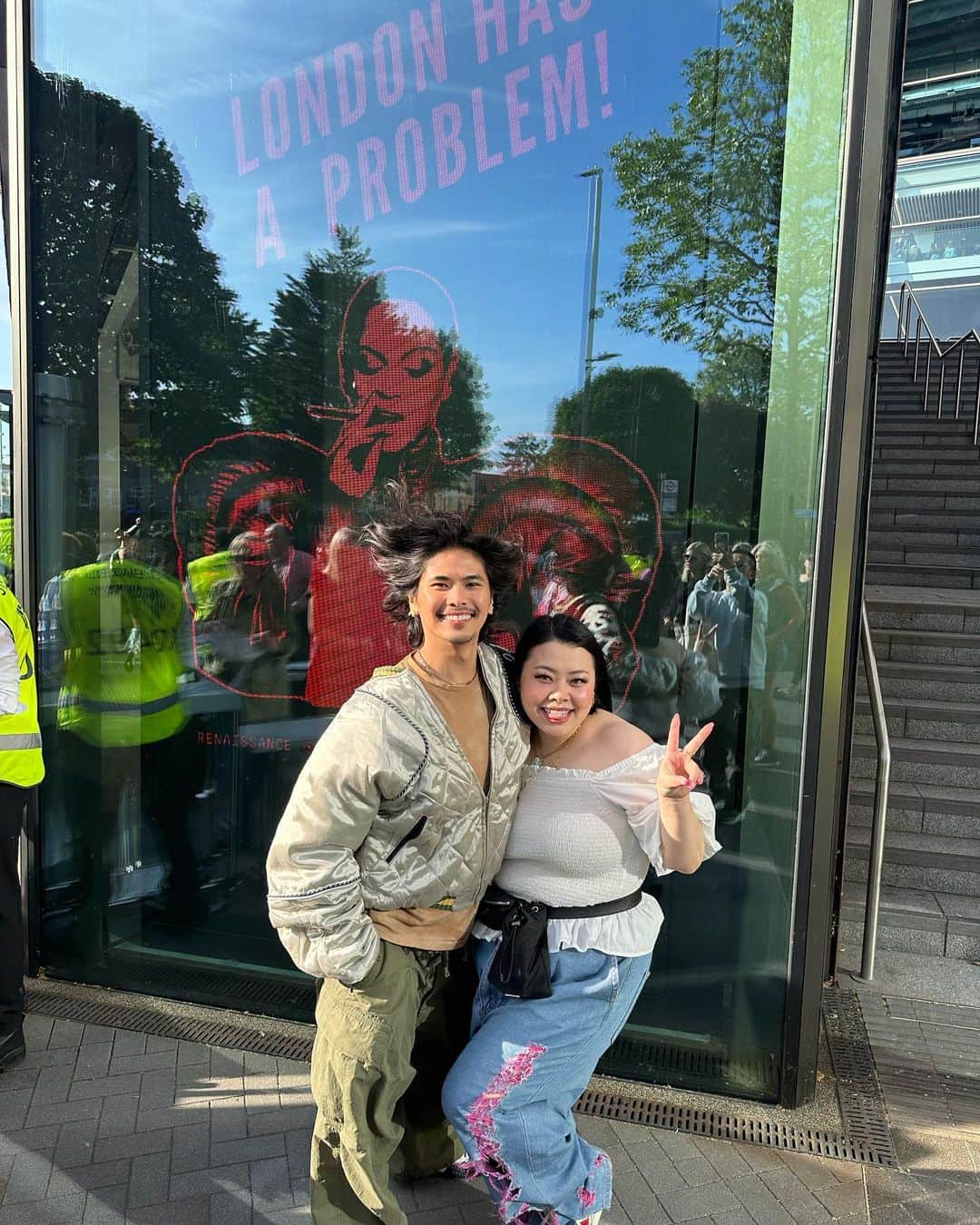 のインスタグラム：「LONDON HAS A PROBLEM!!!! Thank you Sony Music for inviting us to Queen B’s Renaissance World Tour 🐝 🌎 The show was truly inspiring 🫶♥️ The last videos are the  performance of Japanese Beyoncé, @watanabenaomi703 🤭♥️ ソニーミュージックさんからご招待いただき、ビヨンセ様のコンサートをロンドンに見にきました🇬🇧作品にかけるクオリティを魂が感じられ、感動しかないです。年齢を逆らうパフォーマンス力と、歳を重ねることで得られる貫禄でした！生まれ持った才能がある上に、公に見せない並ならぬ努力が渋くてかっこいいです！！！新しい世代のアーティストを引き上げながら自分もアップデートしてるって鬼かっこいいから！！そして娘のアイヴィーもパフォーマンスしてて、こんなかっこいい母娘！！！！ごちそうさまでした！！最後の動画は我ら誇る和製ビヨンセ、渡辺直美のワールドツアーin台湾をお楽しみください🤣 ※最初の写真はさすがに風吹いてます。」