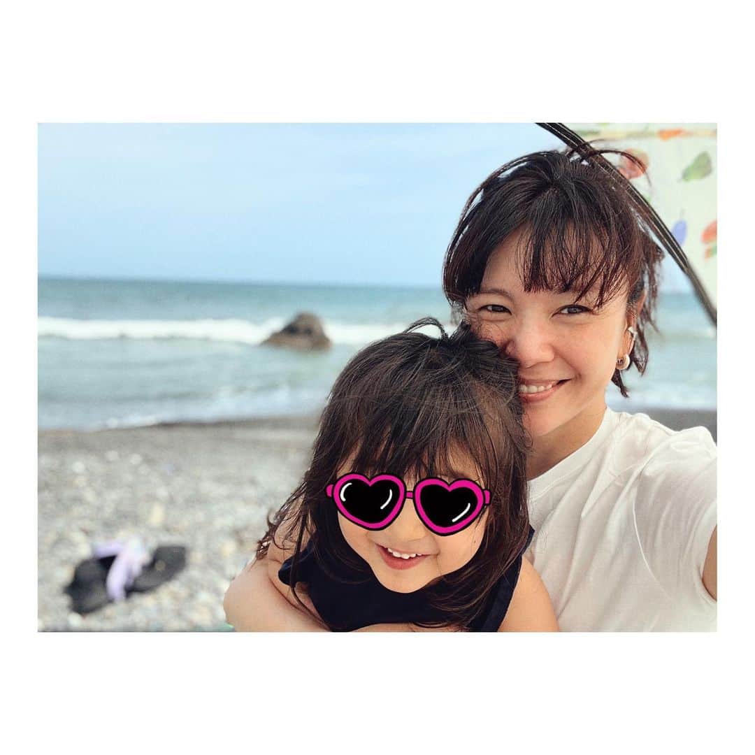 のインスタグラム：「おはようございます。  朝から雨模様。この湿度も、海辺では心地よいです。  お天気の良かったある日。5時半おきの娘たち、テンションマックスで8時に浜辺へ。レジャーテント🏕️に大はしゃぎ。  海に飛び込んだり、おやつ食べたり。ごろごろしたり。気持ちよかったなあ。  そんなこんなで、私はうっすら指輪焼け。  みなさまの今日が、どうぞ安全に健やかな1日になりますように。」