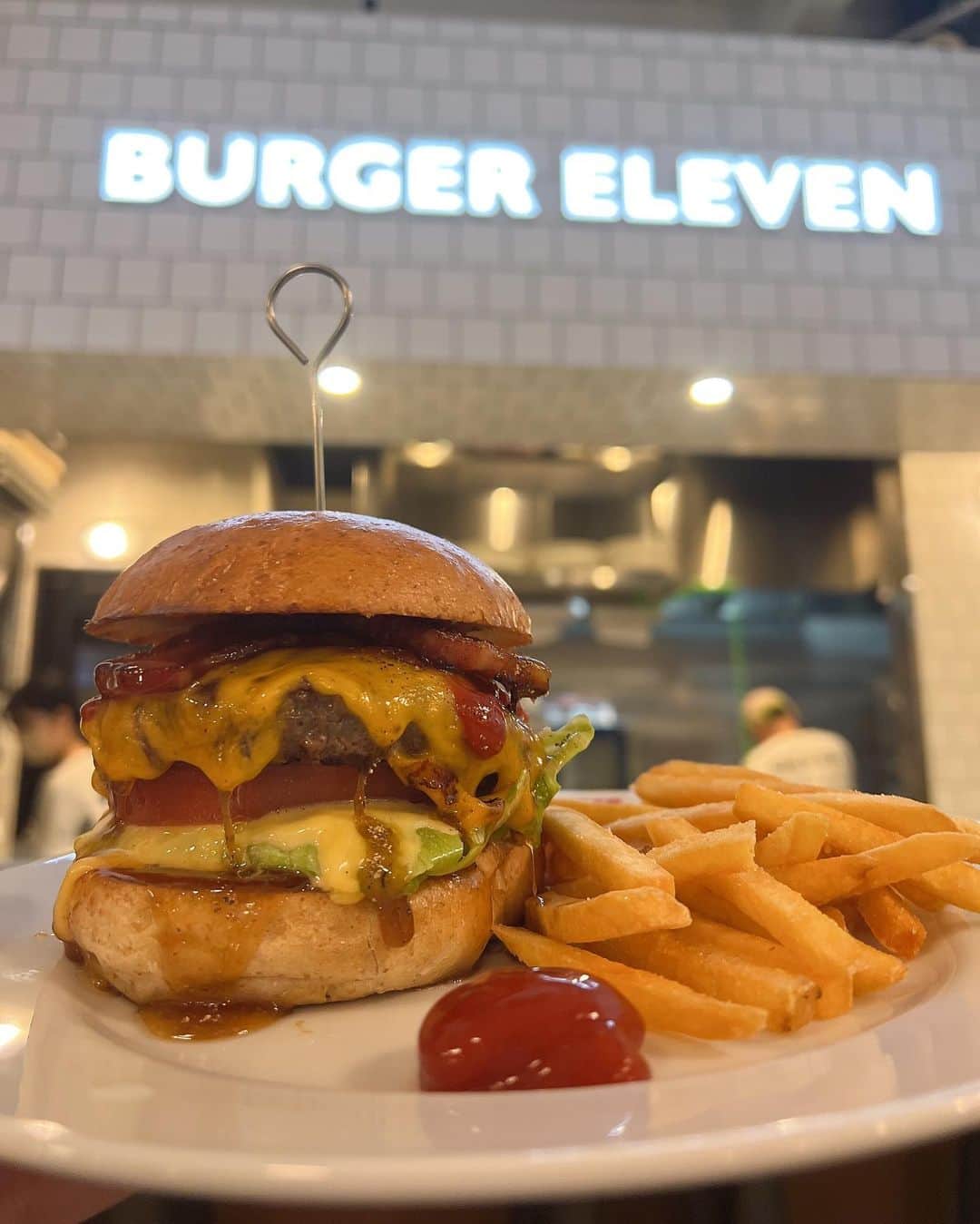 成瀬りおのインスタグラム：「BURGER ELENEN（京都河原町） メープルベーコンバーガー🍔 これが1番のお気に入り😋💓 . #burgereleven  #京都グルメ #京都ランチ #京都ディナー #京都ハンバーガー #🍔 #京都食べ歩き #食べ歩きグルメ #たべすたぐらむ #ぐるめすたぐらむ #グルメ #グルメ女子」
