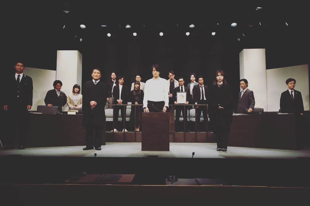 石賀和輝のインスタグラム：「演多面プロデュース公演vol.1 「裁判員の評決」終演致しました。 幼馴染が主宰を務める本公演に出られたこと、一緒に高め合えたこと、刺激でしかなかったです。 今まで様々な作品に出させて頂いてきましたが、何一つ同じモノはなくて、それぞれの見所やコンセプト、メッセージがあり、今回も一つ一つ丁寧に話し合いながら創り上げて来ました。 作品を創ることは本当に難しい事だなと毎回身に染みて感じます。だからこそやり甲斐を感じてます。こらからも届け続けていきたいですね。  また一つ大切な作品と出逢えました。皆様、ありがとうございました！」