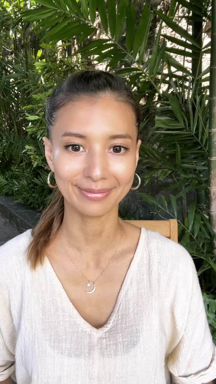 吉川ひなののインスタグラム：「たくさん質問をいただいていた、超やさしいUVバーム、単品でのオーダー中で、6/2まででーーす♡  酸化チタンを使わない、一日中つけていてもお肌が疲れなくて保湿もされてる、日焼け止め嫌いのわたしが作ったUVバームだよ😊  詳しくは　@amara__official をチェックしてね🩵」