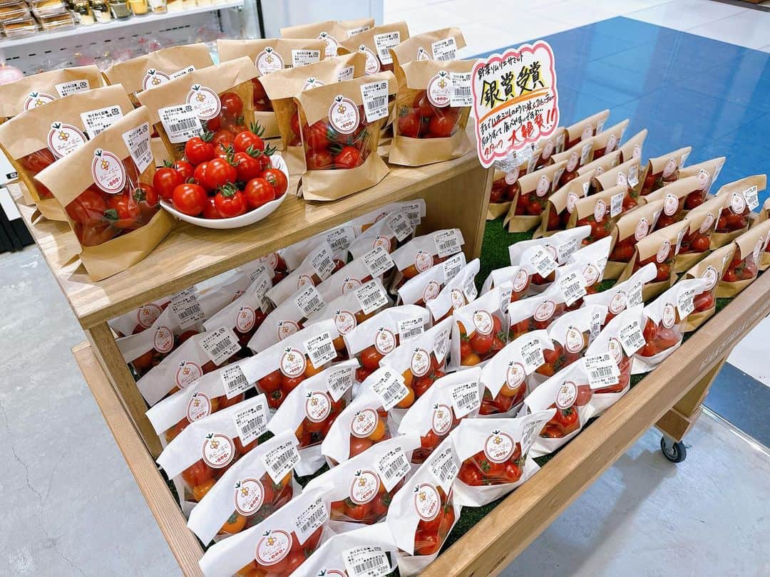 高坂友衣さんのインスタグラム写真 - (高坂友衣Instagram)「. 先週のハッピィは 五所川原エルムの中に今月オープンした わくわく広場から(̨̡ ¨̮ )̧̢(̨̡ ¨̮ )̧̢  県内のお店の美味しいパンやお弁当やスイーツから、 県外から取り寄せた調味料まで揃うお店✨  エルム、 新しいお店続々で 楽しいですね🫶  #wakuwakuさせて」5月30日 9時52分 - yui_kosaka828