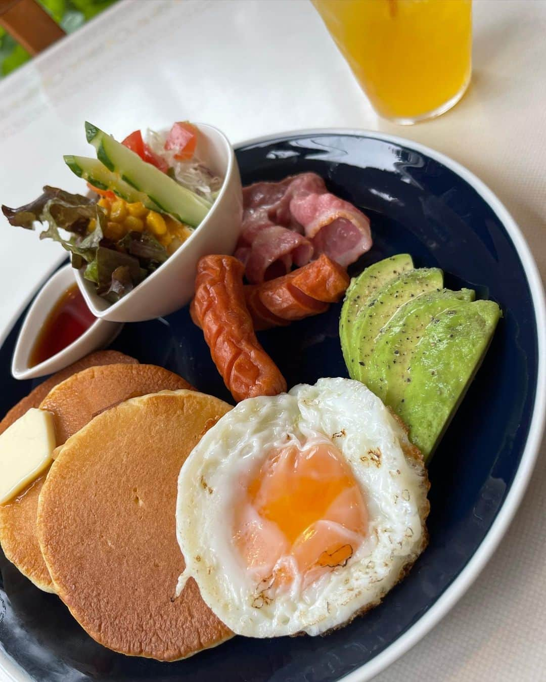 大森美知さんのインスタグラム写真 - (大森美知Instagram)「くせになる朝ごはん 🥞🥑🍳🥓🥣🍹 最近はまってる @restaurant.hawaii morning✨ めちゃくちゃ早起きして 日焼け止めだけ塗ってスッピンのまま車で 沖縄の名護まで走る！ 海しかなくて、とりあえずのどかで🌴  撮影の帰りランチで入ったのがきっかけで、 （最後の写真）とりあえず1回に 色んなご飯食べたい人にはかなりオススメ！  鉄板焼きとか、ハンバーグ・チキン・スパム・ステーキが集合丼。みたいなメニューしかなくて楽しいから是非いってみて✨  座敷、テーブルの店内めちゃ広いよー こーゆうお店すきな人おおいはず🤍🩵🩷🌴  #おみちぐるめ #沖縄#okinawa #沖縄グルメ #ドライブインレストランハワイ」5月30日 10時00分 - michi_oomori_official