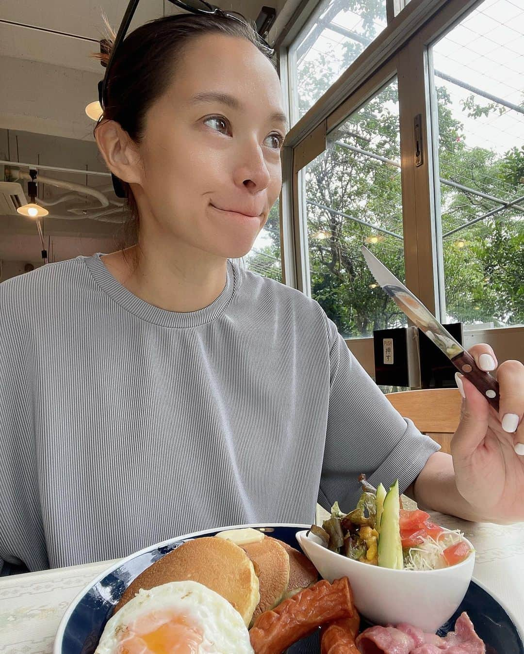 大森美知さんのインスタグラム写真 - (大森美知Instagram)「くせになる朝ごはん 🥞🥑🍳🥓🥣🍹 最近はまってる @restaurant.hawaii morning✨ めちゃくちゃ早起きして 日焼け止めだけ塗ってスッピンのまま車で 沖縄の名護まで走る！ 海しかなくて、とりあえずのどかで🌴  撮影の帰りランチで入ったのがきっかけで、 （最後の写真）とりあえず1回に 色んなご飯食べたい人にはかなりオススメ！  鉄板焼きとか、ハンバーグ・チキン・スパム・ステーキが集合丼。みたいなメニューしかなくて楽しいから是非いってみて✨  座敷、テーブルの店内めちゃ広いよー こーゆうお店すきな人おおいはず🤍🩵🩷🌴  #おみちぐるめ #沖縄#okinawa #沖縄グルメ #ドライブインレストランハワイ」5月30日 10時00分 - michi_oomori_official