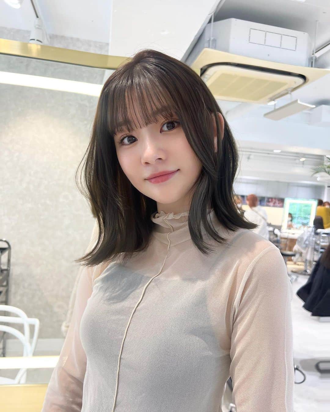 古賀美紀のインスタグラム：「#ブリーチなし でできる  「 #オリーブグレージュ ❤︎」  暗いカラーをしていて明るくしたい方、色ムラがある方 地毛からの初カラーのお客様はダブルケアカラー  選択お願いします♡ 当日ベースを見てダブルケアカラー が 必要のないベースですと一回のカラーに メニュー変更可能です✨  ※top stylist指名料＋500 ※学割10%off  オススメ———————————— "プレミアムケアカラー"【毛髪強化剤】 ↪︎切れ毛枝毛を防ぎダメージ98％cut！ 高い染着力とカラーの持続性UP◎ 特別なコーティングをしてくれるトリートメント付き♡ ツヤツヤでサラサラな手触りになります＊ ———————————————  "set menu" "シャンプーブロー¥2700込み" 〜はレングス料金含む  ♡前髪カット＋ケアカラー ¥14,000~  【顔周り後れ毛cut＋¥500】  ♡前髪カット＋プレミアムケアカラー　¥16,200~ 【顔周り後れ毛cut＋¥500】  ♡カット＋ケアカラー ¥16100~  ♡カット＋プレミアムケアカラー¥18300~  ♡カット＋ダブルケアカラー ¥25300~  ♡ケアカラー＋トリートメント　¥18400~  ♡プレミアムケアカラー＋トリートメント　¥20600~  ♡前髪カット＋ケアカラー＋トリートメント¥20500~ 【顔周り後れ毛cut＋¥500】  ♡前髪カット＋プレミアムケアカラー＋トリートメント　¥22700~ 【顔周り後れ毛cut＋¥500】  ♡カット＋ケアカラー＋トリートメント　¥22600~  ♡カット＋プレミアムケアカラー＋トリートメント　¥24800~  ♡前髪カット＋ダブルケアカラー¥23200~ 【顔周り後れ毛cut＋¥500】  ♡カット＋ダブルケアカラー ¥25300~  ♡ダブルケアカラー ＋トリートメント ¥27600  #ブリーチ無し #オリーブベージュ  #オリーブカラー  #アッシュグレージュ  #アッシュグレー  #シースルーバング  #おくれ毛カット」
