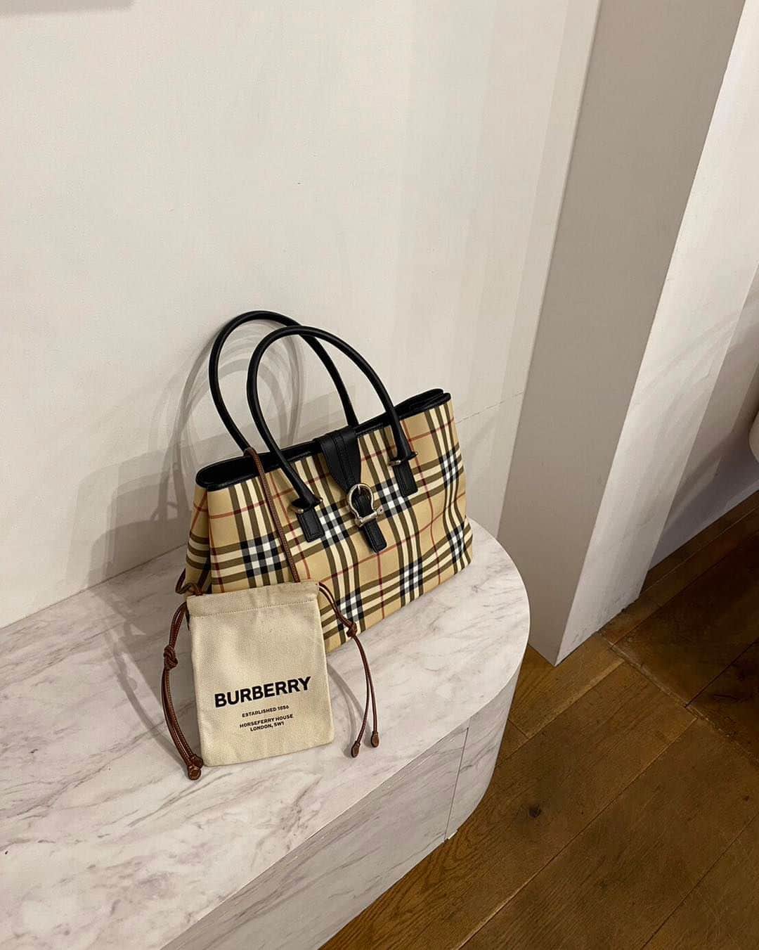 Ｈedyさんのインスタグラム写真 - (ＨedyInstagram)「. ［Left］ BURBERRY ホースフェリーキャンバスレザーミニショルダーバッグ 品番:H2300272BU  ［Right］ BURBERRY ノバチェックハンドバッグ 品番:H2305190BU  ※2点共WEB掲載予定  撮影時には透明のフィルムを敷いております。  For free overseas shipping services, please visit global website.（www.hedyjp.com）  @hedy_daikanyama @hedy_osaka_ @hedy_fashion  #hedy #hedy_japan #hedy_vintage  #vintageshop」5月30日 10時00分 - hedy_vintage