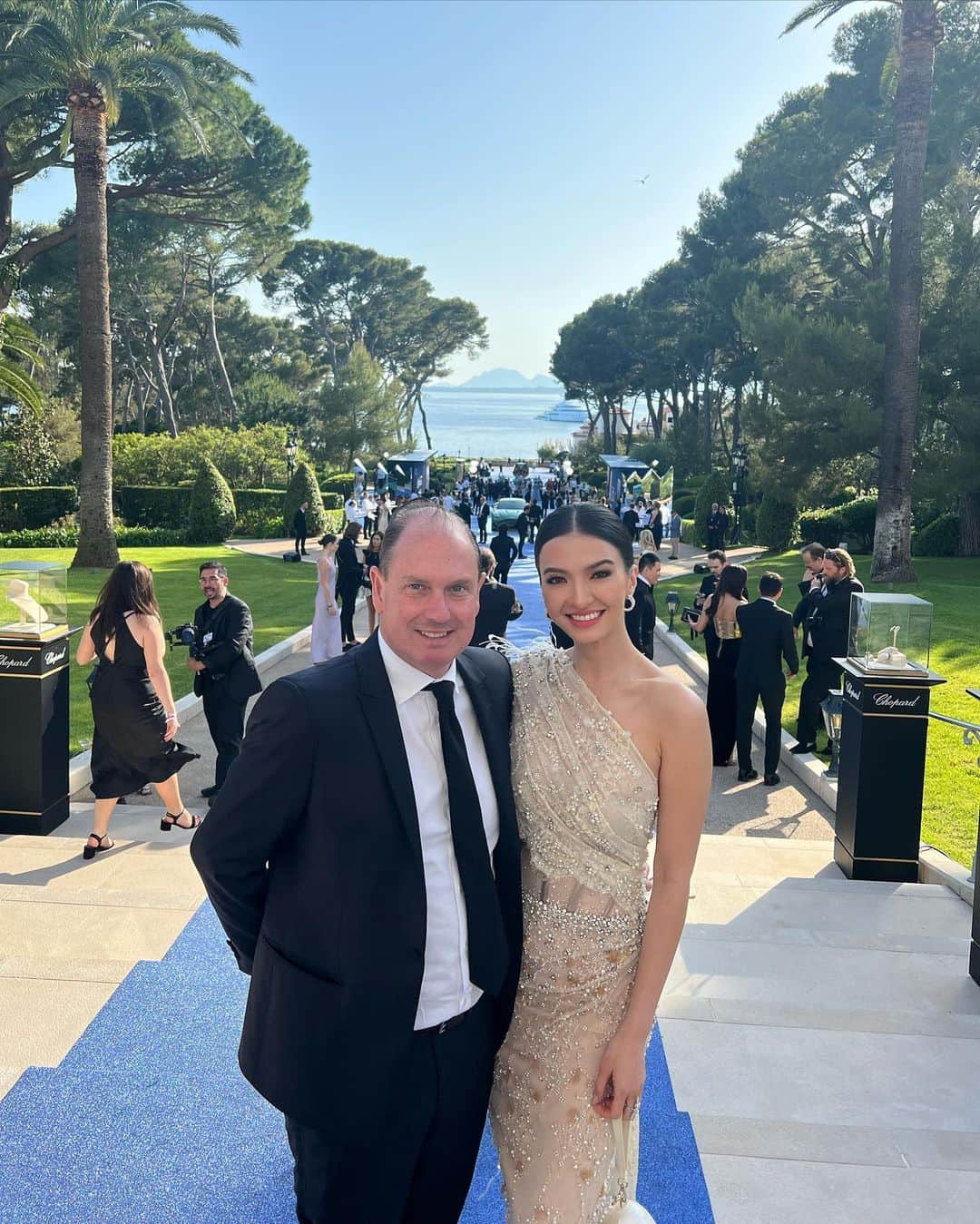 ラライン・シャーのインスタグラム：「A night full of fun loving people coming together to support @amfar and their mission for the fight against AIDS🤍  Thank you David Unger for being the best manager, companion and insta photographer for the night😁 @praphachris」
