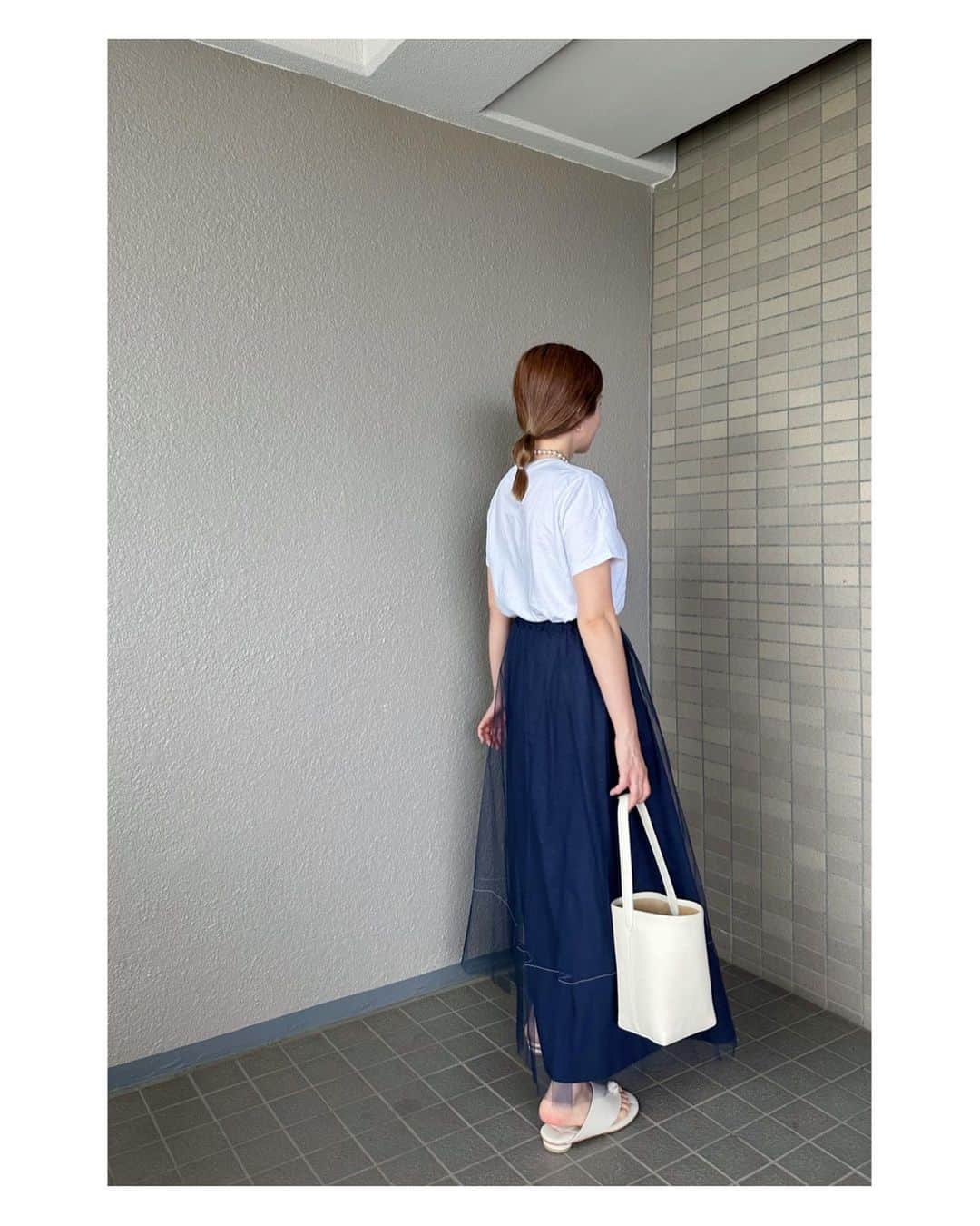 高山直子のインスタグラム：「ジメジメの日は抗菌防臭機能もついてるこのTシャツが着心地良い。 全色持ってるけど白黒は追加買いしておこうかな🤓 したにレギンス忍ばせててスカート脱げば3秒でピラティス仕様🤸🏼‍♀️ 着るものまで時短で考える日々🏃‍♀️ アイテムはタグ付けしてます🏷️  #きょうのふく」