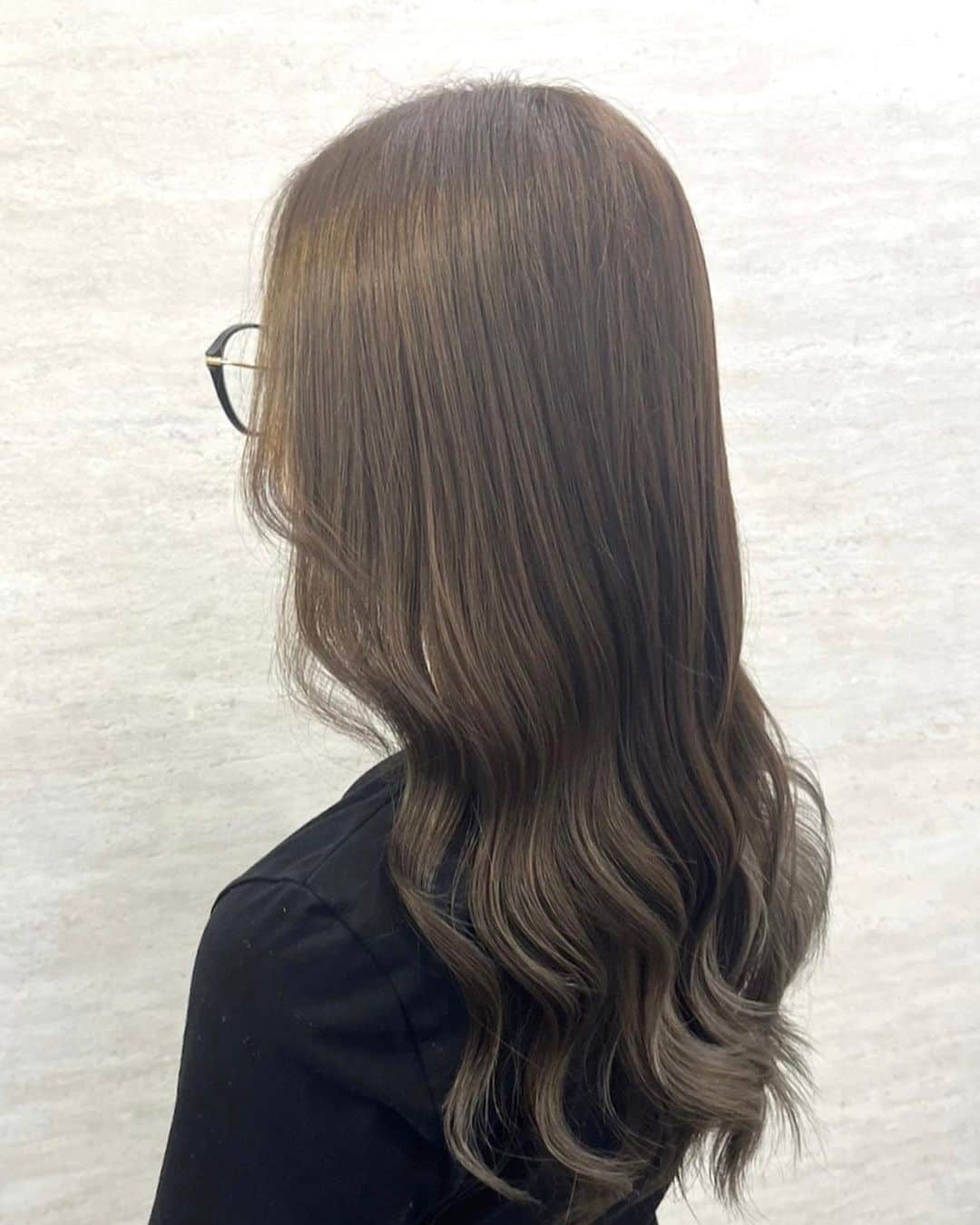salon PRATiNO(サロンプラチノ)のインスタグラム：「.  暗すぎないグレージュ系カラー♪  透明感も出て今人気の色味です◎  #hair#pratino#clavis#ハイトーン#韓国ヘア#デジパ#縮毛矯正#名古屋美容院#栄美容院#ショートカット#ウルフカット#透明感カラー#クラビス#酸熱トリートメント#ダメージ毛#ヘアサロン#女性スタッフのみ#初めてのブリーチ#白髪染め#ペールカラー#エクステ#シールエクステ#ヘアメ#アイブロウ#メンズアイブロウ#メイク#ファイバープレックス#スタッフ募集」