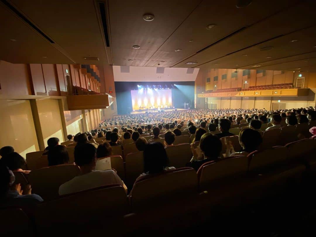 岡村孝子さんのインスタグラム写真 - (岡村孝子Instagram)「おはようございます。 5/28はT’sガーデン2023  神戸・ポートピアホールでのコンサートでした。 会場の皆さんをとても近くに感じられる楽しいひとときでした🍀  今年もこの素敵なシチュエーションの中、皆さんと過ごせ歌えて幸せでした〜✨ あたたかい拍手と笑顔ありがとうございました。  今も余韻の中に・・・。  そしてあっという間に次回は最終日！ え、もう！？  東広島芸術文化ホール　くらら大ホールです。 広島のみなさんとお会いするのを楽しみにしています😊  day1400」5月30日 10時20分 - okamuratakako_official