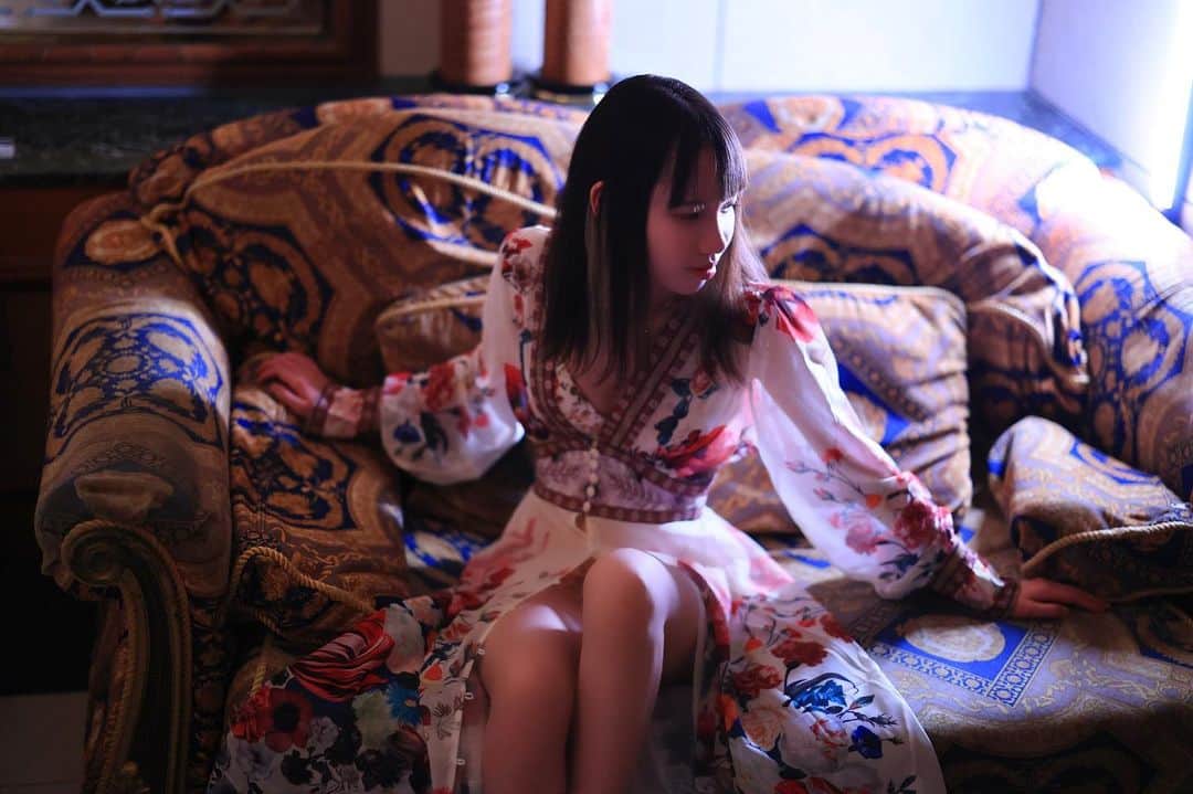 舘林佳史さんのインスタグラム写真 - (舘林佳史Instagram)「新着のかわいい衣装とヨーロピアンなラグジュアリーソファの相性がとても素敵でした☺️💓✨ Model:Yukine @yukine_pyc   誰でも物語の主人公になれるをキャッチコピーに ドラマや映画の物語のワンシーンの様なDramaticStoryPhotと言う名前で活動作品作りをしています。  大好評のドラマティックフォトのご依頼はこのクオリティーで30000円〜(ほぼ諸経費)で受け賜わっています)^o^(   素敵な作品を一緒に作りたい！コラボレーションしたい 美容師・メイクアップアーティストさん ・服飾デザイナーさんクリエイターさんも随時募集中です✨  お姫様になりたい👸物語の主人公になってみませんか^ ^⁉︎  たった一枚の写真で人生が変わる‼️  ドラマティックフォト撮影に興味がある方撮影依頼 お待ちしてます☺️💓  モデル宣材撮影 コンポジ Book作り プロフィール撮影 ブライダルフォト記念撮影 衣装レンタル 成人式 着物ドレスロケーションフォト スチール サロンモデル撮影 写真集等撮影のご依頼何でもお気軽にお問い合わせDM下さい✨📩   ༚┈❁┈༚༝༝༚┈❁┈༚༝༝༚┈❁┈༚༝༝༚┈❁┈ ༚༝༝༚┈❁┈   #ヨーロピアン#ラグジュアリー#スタジオ撮影#夢の中#写真集#フリーモデル#ドラマティックフォト#インスタ映え#作品作り #撮影依頼#シューティング#撮影依頼募集中 #ファインダー越しの私の世界 #写真を撮るのが好きな人と繋がりたい  #ストロビスト#ポートレート#ポートレートモデル#モデル募集#被写体#カメラマン#フォトグラファー#photographer #モデル #ポートレート女子」5月30日 10時23分 - tatephotox